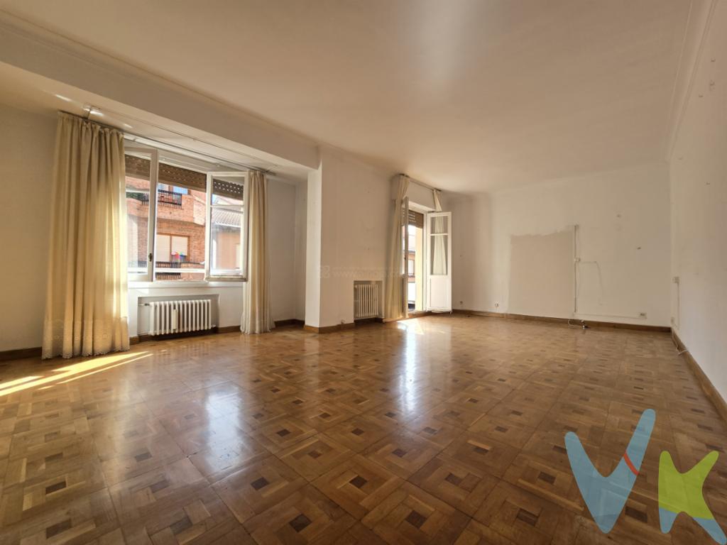 Preciosa vivienda a mediodía junto al Parque del Carmen en pleno centro de Logroño.¡Descubre tu nuevo hogar en el corazón de Logroño! Presentamos un encantador piso en venta, situado en el centro de esta vibrante ciudad. Este inmueble ofrece el equilibrio perfecto entre comodidad, ubicación y estilo, convirtiéndose en una oportunidad que no querrás dejar pasar. Este espacioso piso se encuentra en la planta cuarta de un edificio construido en 1967, dotado de ascensor. Con una superficie útil de 120 m², que se amplía a 148 m² construidos, cada metro ha sido cuidadosamente utilizado para satisfacer todas tus necesidades cotidianas. La distribución del espacio es perfecta para garantizar tu bienestar y el de toda tu familia o invitados, se encuentra en estado óptimo para realizar una adecuación a su gusto .El piso cuenta con tres habitaciones amplias, ideales para descansar y disfrutar de momentos de tranquilidad. Su impecable diseño permite la entrada de luz natural durante todo el día, creando un ambiente acogedor y cálido. Estas habitaciones pueden ser decoradas a tu gusto, brindándote la oportunidad de personalizar cada espacio según tus preferencias y estilo de vida.Uno de los atractivos principales de este maravilloso piso es su balcón, desde donde podrás contemplar las vistas de una de las zonas más activas de Logroño. La ubicación del inmueble es inmejorable. Céntrico y accesible, tendrás a tu disposición todos los servicios necesarios a pocos pasos de distancia. Desde supermercados y restaurantes, hasta tiendas y centros de ocio; vivir en este piso te permitirá disfrutar de la ciudad al máximo sin tener que renunciar a la tranquilidad y comodidad de tu hogar. Además, la proximidad a la red de autobuses te asegura una excelente conexión con el resto de la ciudad.El edificio, una construcción sólida de 1967, se mantiene en excelentes condiciones y conserva ese encanto clásico que se traduce en un hogar robusto y protegido. A pesar de su antigüedad, cuenta con todos los servicios necesarios para ofrecer una experiencia de vida moderna y confortable. Cada detalle ha sido pensado para proporcionar una experiencia de vida acogedora y práctica.No dejes pasar esta oportunidad única en el centro de Logroño. Este piso es perfecto tanto para familias en crecimiento como para parejas o inversionistas que buscan una propiedad en una ubicación inigualable. Su amplitud, junto con todas las comodidades que ofrece la zona, convierte a este inmueble en una opción irresistible. Ven a visitarlo y descubre por qué este piso puede convertirse en tu próximo hogar. Ponte en contacto con nosotros y agenda una visita para conocer de cerca todas las posibilidades que este lugar tiene para ofrecerte. ¡Te esperamos! 