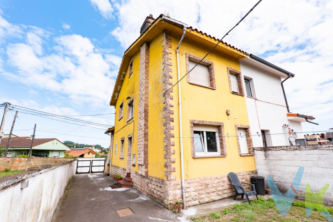 Imagina vivir en una casa con entrada independiente, espacio exterior propio y la posibilidad de adaptarla poco a poco a tu estilo de vida. Esta vivienda pareada, situada en el barrio de Jove, en Gijón, concretamente en Camino de Ería Polía, reúne todo lo necesario para convertirse en un hogar cómodo, práctico y lleno de posibilidades.La propiedad forma parte de una antigua casa que fue dividida para dar lugar a dos viviendas independientes, manteniendo la esencia de una casa tradicional, pero con la privacidad que se busca en el día a día.En la planta baja, la vivienda ofrece una distribución muy funcional: cocina abierta, salón, un dormitorio y un cuarto de baño. Además, cuenta con dos accesos, uno principal directamente al salón y otro lateral con entrada a la cocina, algo especialmente cómodo para el uso diario, para recibir visitas o para disfrutar de la zona exterior con total practicidad.En la planta superior encontramos dos dormitorios de gran tamaño y un segundo cuarto de baño, espacios amplios y luminosos que permiten crear dormitorios principales, habitaciones infantiles, zona de invitados o incluso un despacho para trabajar desde casa.La planta bajo cubierta se encuentra actualmente en bruto, ofreciendo una excelente oportunidad para personalizarla según las necesidades del futuro propietario. Puede convertirse en una zona de ocio, un estudio, una sala de juegos, un espacio de almacenaje o ese rincón especial que siempre has querido tener en casa.Uno de los grandes protagonistas de esta propiedad es su parcela de más de 200 m², un espacio exterior perfecto para disfrutar en familia, organizar comidas al aire libre, crear una zona ajardinada, instalar una terraza o simplemente relajarse en un entorno tranquilo.Una vivienda con independencia, espacio exterior y margen para seguir creciendo. Una oportunidad ideal para quienes buscan algo más que un piso: un hogar con personalidad, posibilidades y calidad de vida en Gijón.Se informa a los interesados que el precio de venta indicado no comprende el Impuesto de Transmisiones Patrimoniales (ITP) , los gastos asociados a la compraventa (notaría, registro de la propiedad) ni los honorarios de la agencia inmobiliaria a cargo del comprador.