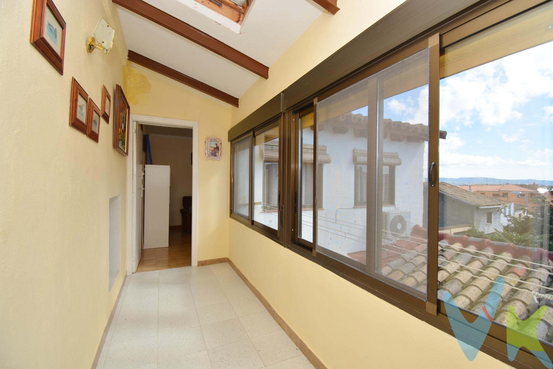 SE VENDEN 2 PISOS JUNTOS, UNO EN 2ª PLANTA Y OTRO EN PLANTA BAJA - C/ COLÓN (GALLUR). El piso de la 2ª planta, consta de 96 m² de superficie construida y 86 m² de superficie útil. Distribuido en 3 dormitorios, salón, cocina, baño y galería.  . El piso en planta baja, consta de 56 m² de superficie construida y 38.31m² de superficie útil. Distribuido en salón, cocina, baño y despensa. Suelos de baldosa, puertas de sapeli y ventanas de aluminio climalit, aluminio madera, dependiendo de la estancia. . Si estas buscando vivienda en uno de los pueblos más históricos de  La Ribera Alta del Ebro, no dudes en valorar esta estupenda casa y sus múltiples opciones. Este pueblo cuenta con parada de tren, además de autobuses a varias poblaciones cercanas de las Cinco Villas. Hay centro de salud, colegio y comercios de todo tipo. . No te pierdas nuestro reportaje fotográfico y el tour 360º que tenemos preparado para ti. Y SI QUIERES ASESORAMIENTO FINANCIERO SIN COMPROMISO, CONSULTA CON NOSOTROS. BUSCAMOS SOLUCIONES🏡,. ENCONTRAMOS HOGARES💙. . 