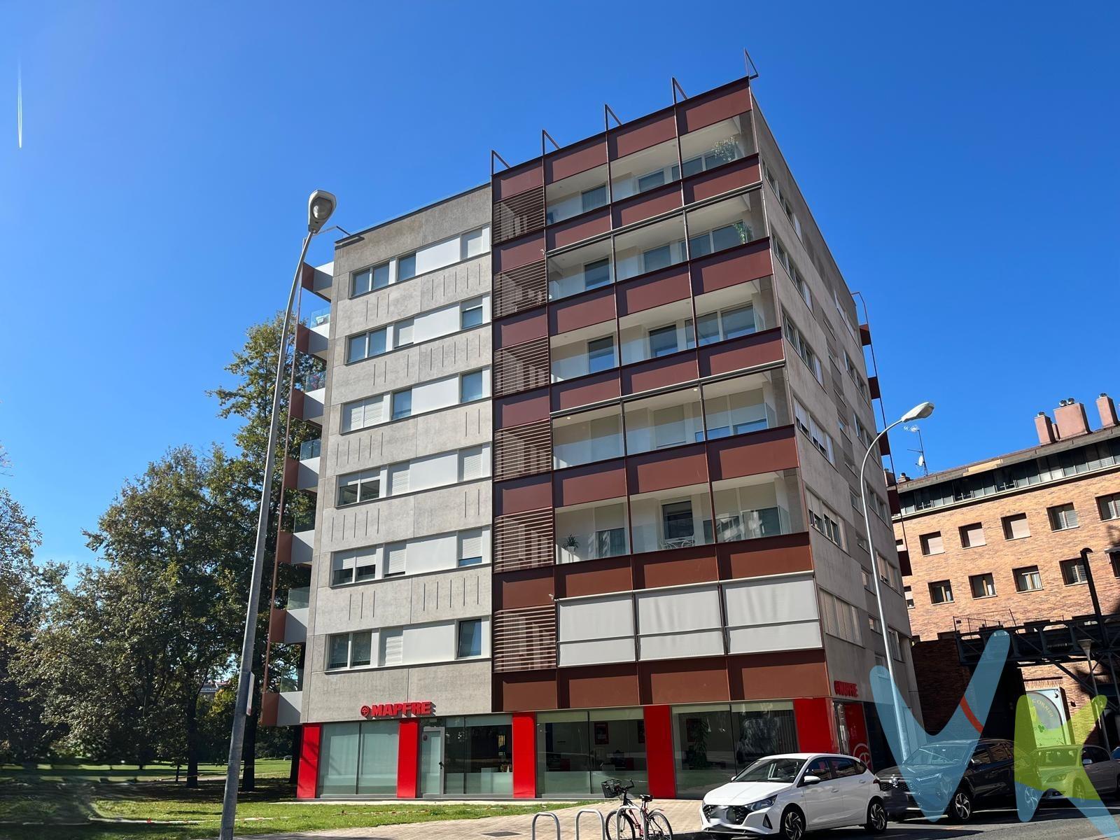 En una de las zonas más deseadas de Pamplona, junto al Parque Yamaguchi y muy cerca del Complejo Hospitalario y del recinto universitario, se encuentra este precioso piso en un edificio renovado por completo en 2024. La ubicación es inmejorable: a un paso de Avenida Pío XII, con todos los servicios, comercios y transporte público a tu alcance. La vivienda, de casi 70 m² útiles, destaca por su diseño moderno, su luminosidad y su excelente aprovechamiento del espacio. Dispone de:. - 2 dormitorios exteriores, ambos muy luminosos. - 2 baños completos con ducha, uno de ellos en el dormitorio principal. - 4 armarios empotrados, dos de ellos en el dormitorio principal, que ofrecen un gran espacio de almacenaje. - Amplio salón-comedor con cocina americana, grandes ventanales y acceso a una preciosa terraza con vistas despejadas y orientación Este, disfrutando del sol de la mañana. Acceso a la terraza desde el salón y desde el dormitorio principal. El confort está garantizado gracias al moderno sistema de aerotermia por suelo radiante y refrescante, que proporciona calor en invierno y frescor en verano, sin radiadores y con el máximo aprovechamiento del espacio. Además, el precio incluye dos amplias plazas de garaje colindantes, de fácil acceso al situarse en el primer sótano, y un trastero anexo junto a las plazas. Una vivienda actual, eficiente y lista para entrar a vivir, en una zona consolidada, tranquila y con todos los servicios a pie de calle. Ideal tanto para vivir como para invertir en una de las áreas con mayor demanda de Pamplona. (DATOS MERAMENTE INFORMATIVOS, SIN VALOR CONTRACTUAL. EL PVP INDICADO NO INCLUYE IMPUESTOS, GASTOS DE TRANSMISIÓN).