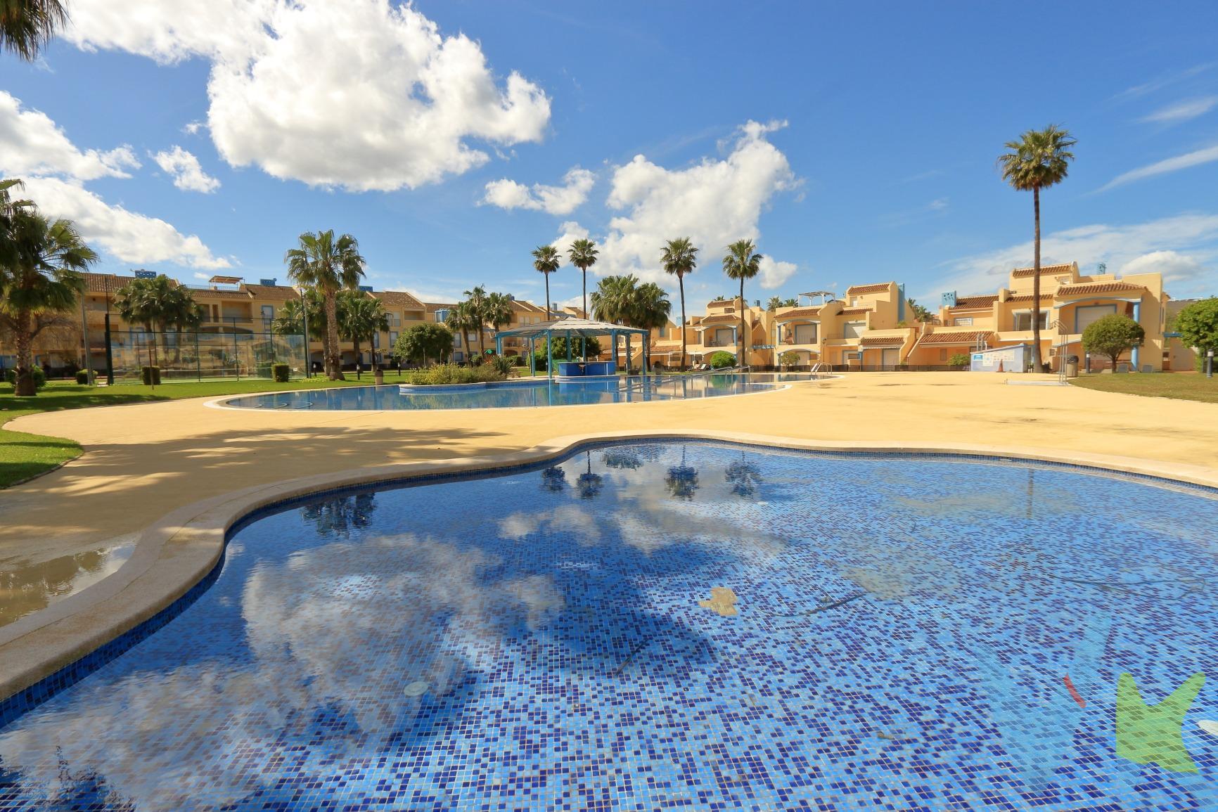 🏡 Bajo en venta en El Verger - Alicante. ✨ Lo que lo hace único:. 1. Bajo de esquina con amplio jardín,  proporcionando un espacio exterior excepcional para relajarse, reunirse o dejar que los niños jueguen con total seguridad. 2. Gran Urbanización con piscina de adultos, piscina infantil, extensa zona verde, parque infantil y pista de pádel. 3.Trastero y garaje incluido en el precio. 4. Ubicación: junto al Polideportivo Tonus. 5. Población tranquila y a tan sólo 5 min. de Denia. 🔑 Distribución:. 3 habitaciones dobles. 2 baños completos. Cocina independiente. Salón con acceso directo al jardín. . 📞 ¡No dejes pasar esta oportunidad y agenda tu visita!. No te pierdas nada y síguenos en https://www.instagram.com/assyssinmobiliarias_chamberi/?hl=es. El comprador tendrá un coste adicional correspondiente al servicio de gestión, asesoramiento y acompañamiento en todo el proceso de compra. Dicho importe, el mobiliario, la decoración y los impuestos no están incluidos en el precio publicado. . . . 
