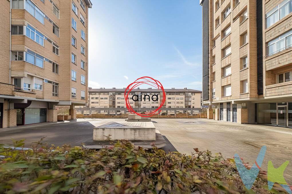¡VENTA! Piso luminoso en Zizur Mayor Santa Cruz de Ardoi nº 3 (Primera Plaza)
¡NO INCLUYE DERRAMA APROBADA PARA VENTILACIÓN DE FACHADA Y CAMBIO DE VENTANAS! 
Te presentamos esta luminosa vivienda situada en Zizur Mayor, en la consolidada y tranquila zona de Santa Cruz de Ardoi (Primera Plaza). Se ubica en una primera altura dentro de un edificio de ocho plantas, con muy buena luz natural. Se trata de una vivienda con la instalación eléctrica y fontanería cambiada que cuenta con 92 m² construidos y 85 m² útiles, con una distribución muy funcional y bien aprovechada.Al acceder a la vivienda encontramos un hall de entrada que organiza cómodamente los espacios. A mano derecha se sitúa el salón de aproximadamente 20 m², un espacio amplio y luminoso, ideal para el descanso y la vida diaria. Desde el hall parte un pasillo distribuidor que da acceso al resto de estancias. A mano izquierda se encuentra el baño completo con ducha, de unos 4,5 m². En esta misma zona se distribuyen dos dormitorios de aproximadamente 10,50 m², bien proporcionados y versátiles. Al fondo del pasillo se ubica el dormitorio principal, de unos 10,70 m², que dispone de armario. La vivienda cuenta además con una cocina independiente de 11,35 m², equipada con tendedero, muy práctica para el día a día.
Dispone de calefacción central y agua caliente central, con contador individual, lo que permite un mejor control del consumo.Los gastos de comunidad son de 149 € mensuales, incluida la calefacción.
Plaza de garaje incluida en el precio, aportando un extra de comodidad y seguridad.
 Derrama aprobada para rehabilitación de fachada y mejora de la ventilación, que incluye el cambio de ventanas. Dicha derrama será asumida íntegramente por la parte compradora, lo que supone una importante mejora del edificio. 
Una vivienda ideal para quienes buscan tranquilidad, buena distribución y una ubicación consolidada, con todos los servicios, comercios y buenas comunicaciones a pocos minutos.
INFORMACIÓN LEGAL A TENER EN CUENTA:
ℹ️ Los datos y superficies indicados son aproximados y tienen carácter meramente informativo, sin valor contractual.
El precio de venta no incluye impuestos ni gastos derivados de la transmisión. La compra conlleva impuestos y gastos de formalización para el comprador:

Impuesto I.T.P. (Impuesto de Transmisiones Patrimoniales 6% (Consultar condiciones concretas según circunstancias personales o régimen fiscal aplicable) 
Gastos de Notaría y Registro aproximadamente 1,5%, 
Gastos financieros si se contrata hipoteca.

Los honorarios de intermediación inmobiliaria corren a cargo del vendedor 
¡NO COBRAMOS HONORARIOS AL COMPRADOR!
¿Te interesa? Contacta con nosotros y agenda tu visita sin compromiso
 
 
 