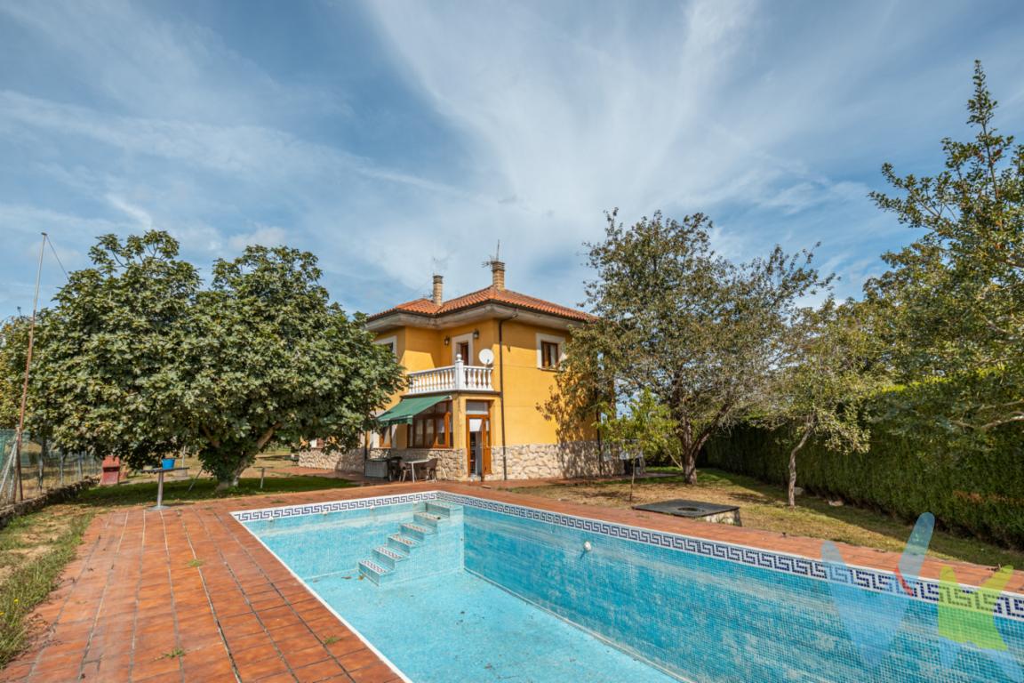 OPORTUNIDAD UNICA EN TIÑANA. Esta casa, situada en la pintoresca zona de Tiñana, en Siero, es ideal para familias que desean combinar la comodidad de una vida moderna con la serenidad de un entorno natural.La vivienda, construida en 2007, presenta una estructura sólida con 247 metros cuadrados construidos, de los cuales 220 metros son útiles. Desde el momento en que se ingresa a la propiedad, se percibe una atmósfera de calidez y amplitud. Cuatro generosas habitaciones ofrecen espacio más que suficiente para toda la familia, proporcionando un refugio perfecto para descansar y relajarse. Las habitaciones cuentan con suficiente luz natural, creando un ambiente acogedor y luminoso.Dispone de una habitación doble en planta baja. Uno de los atractivos principales de esta propiedad es la espaciosa parcela que la rodea. La amplitud del terreno permite disfrutar de la naturaleza, llena de árboles frutales.Cuatro amplios balcones en la planta superior.Además, la propiedad incluye un garaje con portón automático, lo que proporciona practicidad y seguridad adicional al poder estacionar su vehículo cómodamente en casa. El aseo, bien distribuido en el interior de la vivienda, cubre las necesidades diarias con funcionalidad y estilo. El diseño interior de la casa se caracteriza por una disposición eficiente del espacio, que facilita el flujo entre las áreas de estar, promoviendo la convivencia familiar.Conectada a un sistema de alcantarillado, esta vivienda garantiza todos los servicios urbanos esenciales para una vida moderna y sin preocupaciones. La proximidad a servicios necesarios, además de la tranquilidad de su ubicación, hace de esta casa una opción ideal para quienes buscan un equilibrio entre la vida rural y la conveniencia urbana.La vivienda se compone de cuatro amplios dormitorios dobles, uno de ellos con vestidor y baño en suite, tres cuartos de baño completos y un aseo. Dos amplios salones, cocina independiente.Piscina de 44 metros cuadrados.Anexo tiene un cuarto de aperos que podría hacer la función de vivienda de invitados, ya que dispone de acceso independiente a la propiedad.El cuidado y mantenimiento de la estructura reflejan la atención al detalle y el amor con que ha sido preservada. Cada rincón de esta casa cuenta una historia, esperando ser el escenario de su futuro. Si está en busca de una vivienda que combine espacio, comodidad y una ubicación excelente, esta casa es digna de una visita.Llámenos para concertar una cita y deje que esta propiedad le sorprenda. No pierda la oportunidad de conocer su próximo hogar, donde la comodidad, la tranquilidad y el encanto se unen en perfecta armonía. Estamos seguros de que esta villa superará sus expectativas y será el lugar perfecto para comenzar su nueva vida. 