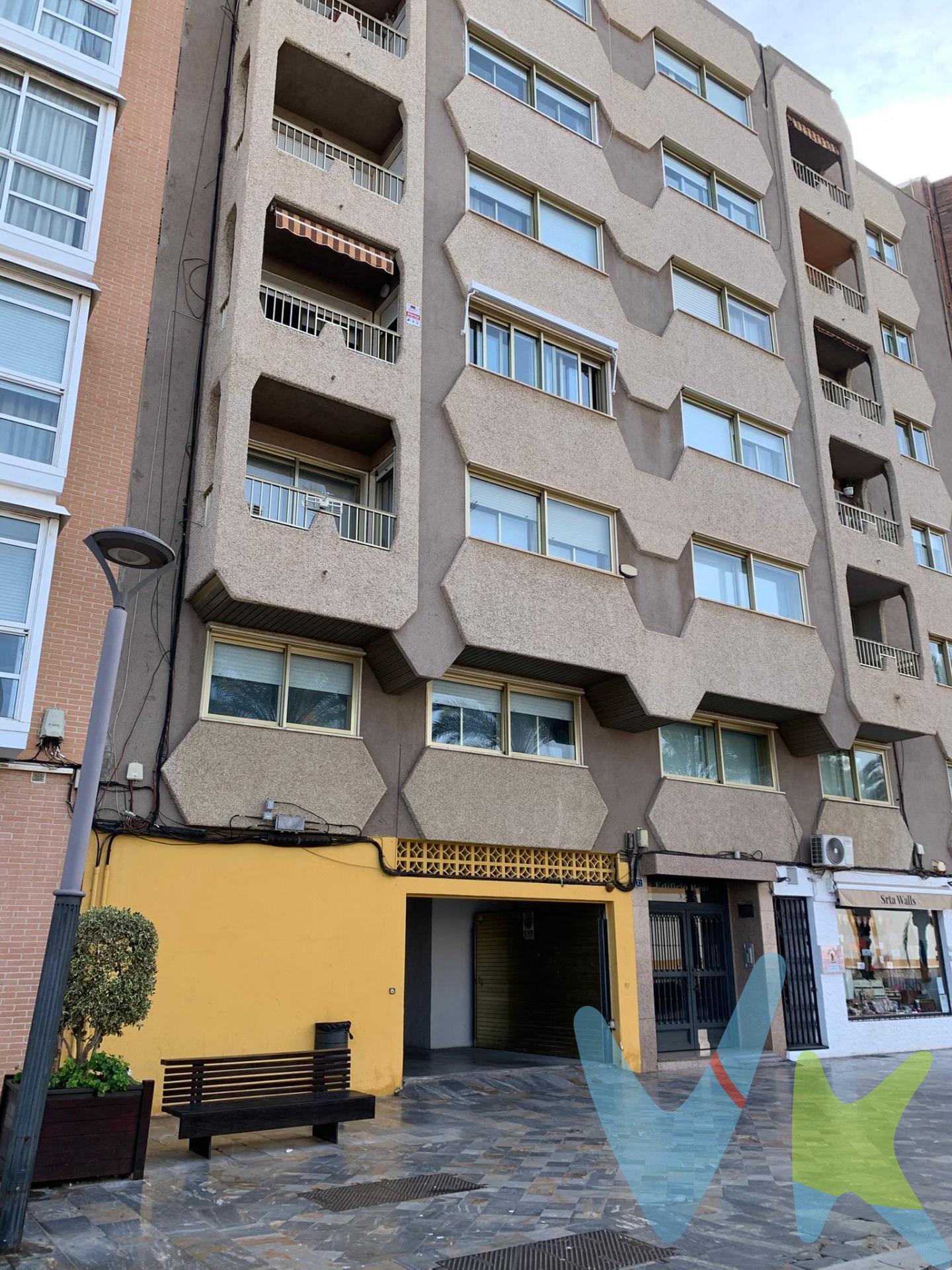 ¿Cansado de dar vueltas por el centro? Se vende estupenda plaza de garaje en pleno Casco Histórico. Destaca por su grandísima comodidad, ya que se encuentra a pie de calle, lo que significa que no tendrás que lidiar con rampas estrechas ni maniobras imposibles en subterráneos. Tiene el tamaño perfecto para guardar un coche pequeño y una moto al mismo tiempo. Características principales:. - Ubicación: Pleno casco histórico. - Acceso: A pie de calle (máxima comodidad). - Capacidad: Coche pequeño + Moto. Precio: 25.000 €. Una inversión excelente y muy práctica en una de las zonas con mayor demanda de aparcamiento. ¡No dejes pasar esta oportunidad y ven a verla o a probarla con tu vehículo! Contáctame para más detalles. Para finalizar, queremos ofrecerte una experiencia inmobiliaria basada en calidad, cercanía y profesionalidad. Al contactar con nosotros, actuaremos como intermediarios, evitando molestias a la propiedad y acompañándote en todo el proceso, facilitándote la información y documentación necesarias para una compra cómoda y sin complicaciones. A continuación, te informamos de los gastos de compra no incluidos en el precio, para garantizar un proceso claro y tranquilo:. PVP: 25.000€. No incluye gastos, impuestos y demás gastos legalmente correspondan al comprador: ITP del 7,75% con carácter general; existen excepciones según normativa aplicable (1). Base imponible el mayor valor entre el precio de venta o el valor referencia catastral. Gastos Notaría y Registro: 1.820€ aprox. según complejidad y aranceles vigentes (2). Financiación: gastos de hipoteca, tasación y gatos bancarios a cargo del comprador, según su necesidad y elección. Servicio doble de intermediación: Honorarios inmobiliaria a cargo del comprador: 1.500€, más IVA (21%), salvo acuerdo contrario tras negociación, no incluidos en PVP. Operación y condiciones de compraventa sujeta a aceptación expresa del vendedor. Para acceder a información y documentación legalmente exigible por el consumidor: gesprocasa.es/consumidor. (1) Para una información exhaustiva sobre el funcionamiento, tipos impositivos y bonificaciones del ITP en la Región de Murcia, puedes consultar el portal oficial de la Agencia Tributaria Autonómica en el siguiente enlace: agenciatributaria.carm.es/ITPAJD. (2) Tarifas notariales y registrales reguladas en Anexo I Del Real Decreto 1426/1989 y, Anexo I Del Real Decreto 1427/1989, respectivamente. 