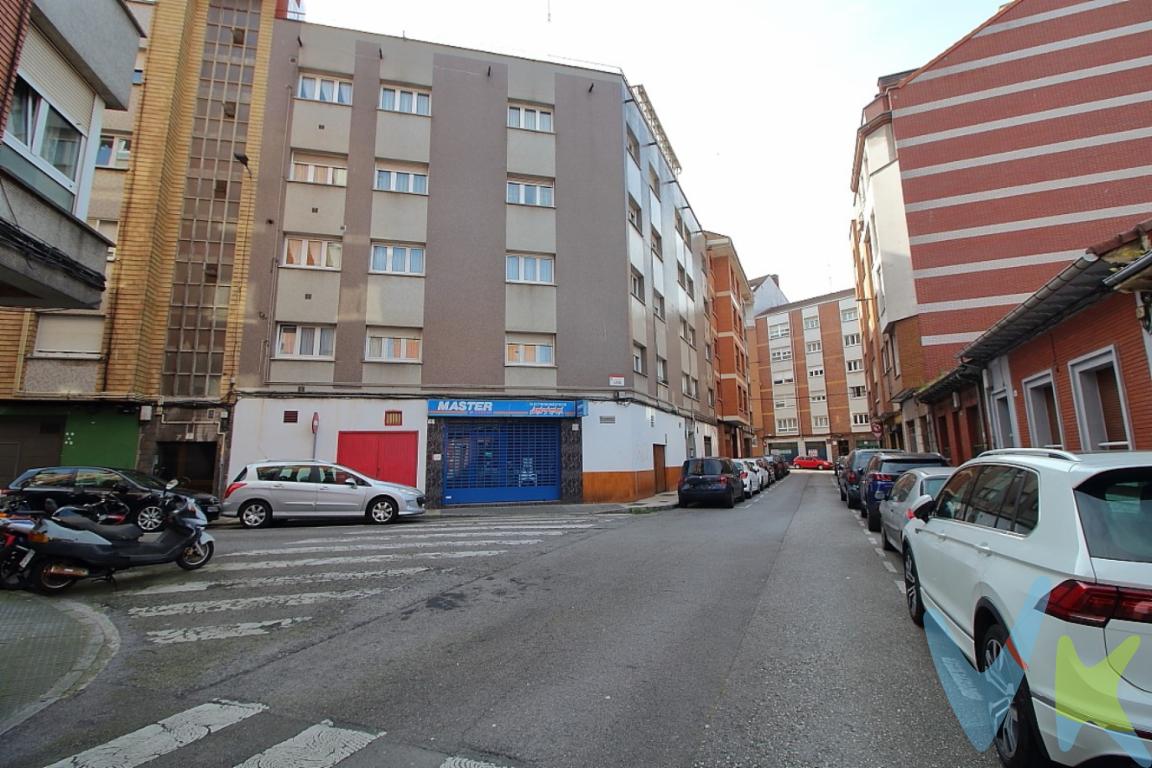 Descubra su nuevo hogar en el barrio de La Calzada, Gijón. Esta magnífica vivienda en venta ofrece la combinación perfecta de comodidad y conveniencia, con una ubicación privilegiada y todas las características que usted desea para su bienestar. Situado en la planta 2 de un edificio bien mantenido  este espacioso piso le brindará un ambiente acogedor y funcional.El inmueble dispone de 108.12 metros construidos, de los cuales 80.31 metros son útiles, distribuidos eficientemente en 4 dormitorios. Esta distribución le permitirá disfrutar de amplias estancias para toda la familia o incluso transformarlas en oficinas o espacios de ocio personalizados. Todas las habitaciones cuentan con buena iluminación natural, asegurando un entorno cálido y agradable en cualquier época del año.La conveniencia está a la vuelta de la esquina. Este inmueble está completamente amueblado y equipado con electrodomésticos de calidad, listos para que se instale sin preocupaciones. Con el transporte a su alcance, la propiedad cuenta con fácil acceso a trenes y autobuses, lo que hará su día a día más sencillo y rápido a la hora de desplazarse por la ciudad o conectar con otros destinos.Desde el momento en que entre al edificio, sentirá la comodidad de contar con un ascensor que facilita el acceso a todas las plantas, sin tener que preocuparse por cargar con pesadas compras o enfrentar dificultades para personas con movilidad reducida. Este aspecto se suma a las facilidades que ofrece vivir en un entorno urbano moderno.Cerca de la propiedad, encontrará una amplia variedad de servicios a su disposición, incluidos supermercados, comercios, colegios y áreas verdes. Vivir en La Calzada le permitirá disfrutar de un barrio dinámico con un ambiente acogedor y familiar, idóneo para quienes buscan asentarse en una zona en constante desarrollo. Otro atractivo es su proximidad a la Playa de El Arbeyal.La magnífica distribución de la vivienda incluye un salón comedor acogedor, ideal para momentos de reunión familiar o para relajarse después de un largo día. La cocina americana, equipada y amueblada, está diseñada para ofrecer funcionalidad, haciendo de la preparación de sus platos favoritos una tarea agradable y sencilla. Además, el lugar ofrece la posibilidad de personalizar ciertos espacios según sus gustos y necesidades.Esta oportunidad única le llama a vivir en un lugar que equilibra funcionalidad, confort y un ambiente comunitario agradable. No deje pasar la ocasión de visitar este fantástico piso en Gijón y descubra por qué es el lugar ideal para convertirse en su nuevo hogar. Su próxima residencia está lista para darle la bienvenida con todo lo que ha estado buscando: espacio, comodidad y un entorno inmejorable.Le invitamos a coordinar una visita para experimentar personalmente las ventajas y el encanto que este piso tiene reservado para usted. Contáctenos hoy mismo para más detalles y descubra cómo comenzar una nueva etapa en este maravilloso espacio.Contamos con más de 35 años de experiencia acreditada y nuestro objetivo es garantizarle un servicio de compra humano, ético, de calidad, fácil y seguro. Nuestro equipo lo integran agentes con la titulación AIR (Agente Inmobiliario Registrado), somos CRS (Council of Residential Specialist) y API. (Agente de la Propiedad Inmobiliaria Colegiado nº248). Contamos con un seguro de Caución que nos permite garantizar el depósito de las cantidades entregadas por nuestros clientes.Te ayudamos con la financiación con las mejores condiciones hipotecarias hasta el 100%.Consulte en nuestras reseñas de Google lo que opinan los clientes que ya han trabajado con nosotros.El precio NO incluye: Impuestos, gastos de Notaría, registro y honorarios de los servicios contratados por los compradores a la Agencia Inmobiliaria.