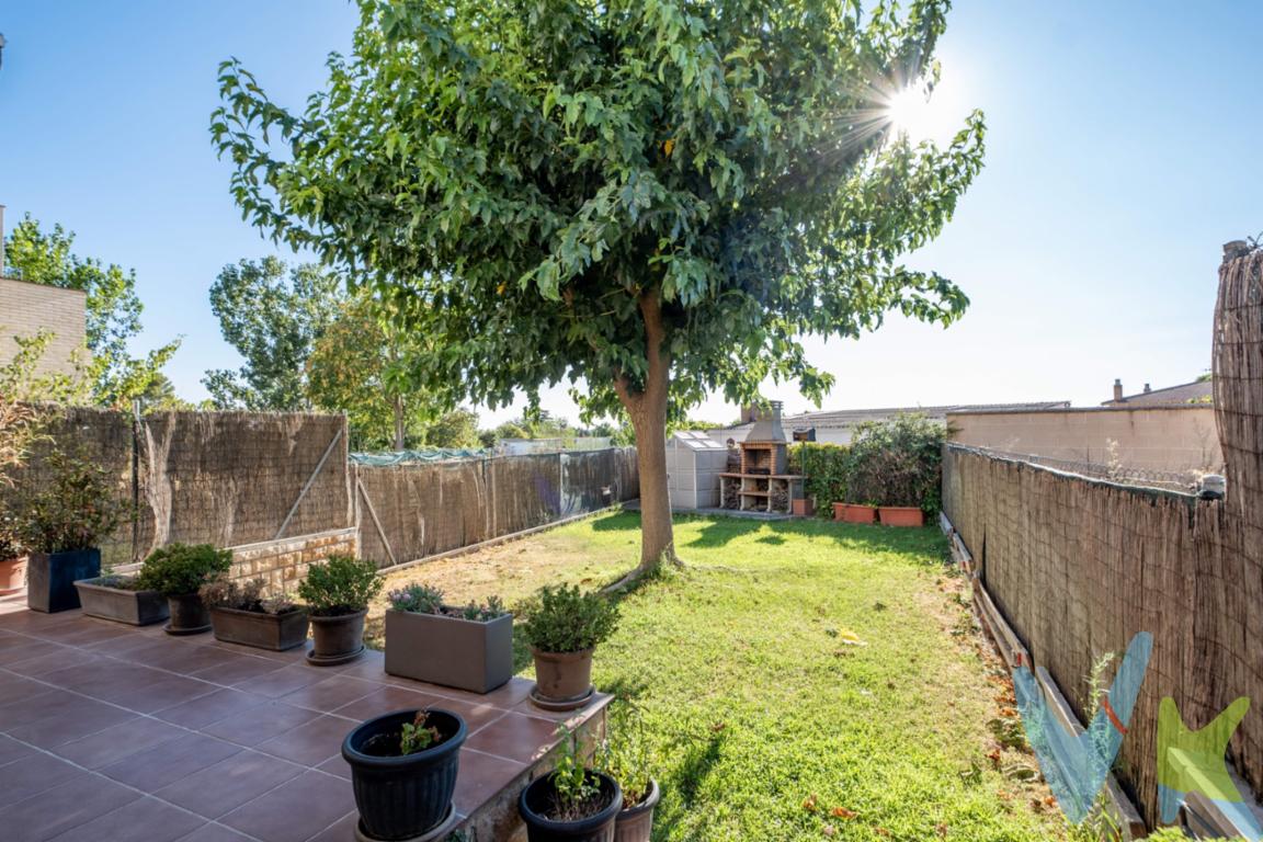¿Imaginas terminar la jornada relajándote en tu propio jardín, preparando una barbacoa el fin de semana o teletrabajando con absoluta tranquilidad a un paso de Zaragoza? Si buscas independencia, espacio al aire libre y un hogar en perfecto estado para entrar a vivir sin meterte en reformas, esta casa adosada en San Mateo de Gállego es tu opción ideal. Situada en la calle Cortes de Aragón, en una zona residencial muy tranquila del municipio, la vivienda destaca por su cuidada conservación, su luminosidad y una distribución funcional que saca el máximo partido a cada metro cuadrado. Distribución pensada para el confort diario:. Planta Principal:. -Jardín y patio privado: El gran atractivo del inmueble. Un espacio exterior propio con zona de césped y barbacoa de obra, perfecto para comer al aire libre, descansar o compartir momentos en familia. -Salón-comedor: Confortable, lleno de luz natural y con acceso directo al jardín. -Cocina independiente: Práctica, equipada y con una zona de trabajo cómoda. -Dormitorio en planta baja: Un espacio muy versátil, perfecto como despacho para teletrabajo, cuarto de juegos, estudio o dormitorio adicional. -Aseo de cortesía: Con zona integrada de lavandería. -Garaje privado: De acceso cómodo y conexión directa con el interior de la vivienda. Planta Primera:. -2 Dormitorios dobles: Estancias amplias, luminosas y con salida directa a sus propios balcones exteriores. -Baño completo principal: Equipado con mueble de doble seno y plato de ducha. Vivir en San Mateo de Gállego significa ganar en tranquilidad sin renunciar a nada. A escasos minutos de Zaragoza capital, la vivienda se sitúa a un paso de todos los servicios básicos del municipio: colegios, comercio local e instalaciones deportivas. Una casa lista para disfrutar desde el primer día. Contáctanos para agendar una visita sin compromiso y comprobar en persona todo lo que este hogar tiene para ofrecerte. *** Gastos e impuestos no incluidos. A título orientativo, en segundas transmisiones, el comprador abonará: Impuesto sobre Transmisiones Patrimoniales (ITP), tipo general en Aragón al 8% (*). Base de cálculo: mayor valor entre precio de compraventa o valor de referencia catastral. Gastos de Notaría y Registro: Aranceles variables según precio, número de copias y complejidad; cálculo según tarifas normativas. Si se precisa hipoteca: Tasación, condiciones y costes bancarios según entidad elegida por el comprador; así como gastos de gestoría y cualesquiera otros inherentes a la compraventa. No se incluyen otros gastos o tributos que puedan por Ley corresponder al comprador. Operación sujeta a doble mediación. Existen honorarios a cargo del comprador, salvo pacto en contrario, no incluidos en PVP. El consumidor conforme a la normativa vigente podrá solicitar información y documentación adicional relativa al inmueble, sus características, condiciones de la operación y del servicio de mediación en la oficina y/o a través de nuestro teléfono de contacto o mail. La agencia actúa exclusivamente como intermediaria en la compraventa, cuyas condiciones, en todo caso, estarán sujetas a la aceptación expresa del vendedor del inmueble y posterior formalización del contrato. La información suministrada se corresponde con la disponible a la fecha de publicación, pudiendo variar en función de las circunstancias o actualizaciones legales, contractuales y fiscales. Anuncio de carácter meramente informativo. Para una información exhaustiva sobre el funcionamiento, tipos impositivos y bonificaciones del ITP en Aragón, puede consultar el portal oficial de la Agencia Tributaria Autonómica. Tarifas notariales y registrales reguladas en el Anexo I del Real Decreto 1426/1989 y Anexo I del Real Decreto 1427/1989, respectivamente. Anuncio no vinculante, puede contener errores.