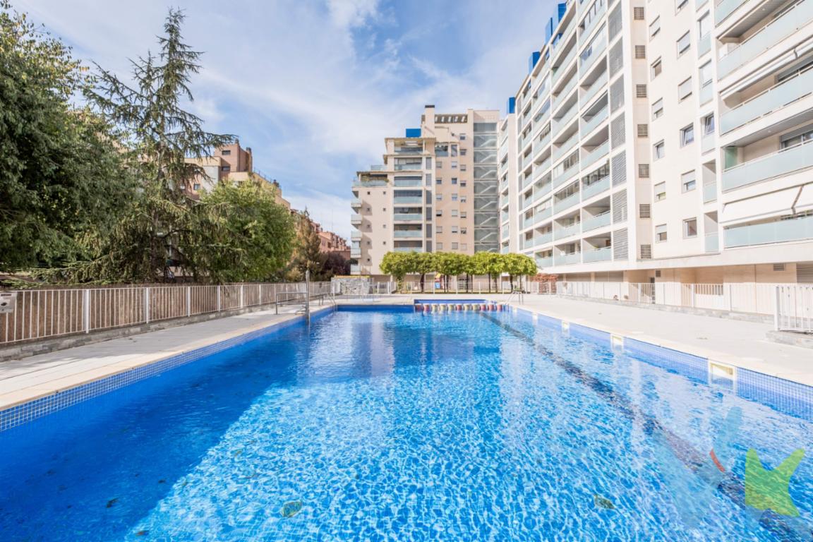 En una de las mejores zonas del Actur, dentro de una urbanización privada con piscina y zona infantil, te espera esta vivienda lista para disfrutar desde el primer día. Un piso pensado para el confort diario, con garaje y trastero en la misma finca, donde cada detalle suma calidad de vida. ☀️ Luz y amplitud en todas las estancias :. Cuenta con tres dormitorios, todos con armario empotrado, y dos baños perfectamente distribuidos. El salón y la cocina se abren a una terraza amplia, con espacio para maravillosas comidas y desayunos,  y donde disfrutar de un espacio exterior todo el año gracias a su cerramiento Lumon, que combina luminosidad, aislamiento y diseño. ❄️ Aire acondicionado en toda la casa, toldos nuevos y dos persianas eléctricas que aportan comodidad y eficiencia. Y además, podrás disfrutar de las zonas comunes ajardinadas y la piscina, ideales para relajarte o compartir momentos en familia. Una vivienda moderna, cuidada y muy práctica, que lo tiene todo: espacio, luz y un entorno perfecto para disfrutar dentro y fuera de casa. _______________________________________________________________________________. ℹ️ El precio de venta no incluye los honorarios de agencia por el servicio de gestión, asesoramiento y formalización del proceso de compra, que serán asumidos por el comprador. La reserva del inmueble solo se producirá tras la aceptación expresa de una propuesta por parte del vendedor. El precio publicado no incluye impuestos ni gastos derivados de la compraventa e inscripción. . 