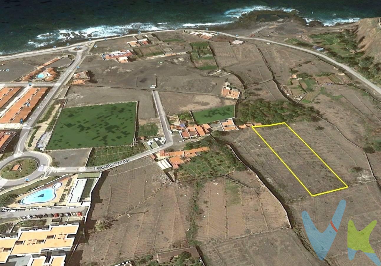 Oportunidad Única en Agaete: Gran Solar Urbanizable. Descubre este impresionante solar urbanizable ubicado en la codiciada zona de Agaete, a solo unos pasos del puerto y del mar. Con una forma rectangular y una topografía completamente plana, este terreno ofrece un sinfín de posibilidades para desarrollar el proyecto de tus sueños. Situado dentro de un ambicioso proyecto de urbanización, este solar se encuentra en una área de alto valor, conocida por su excelente clima y su cercanía a las hermosas playas y al vibrante puerto. Imagina construir tu hogar ideal o un atractivo desarrollo turístico en un entorno natural privilegiado. No dejes pasar esta oportunidad de inversión en una de las zonas más deseadas de la costa. ¡Contáctanos para más información y ven a conocer tu futuro!. Datos meramente informativos sin valor contractual. Impuestos y gastos de transmisión no incluidos en el precio de venta.