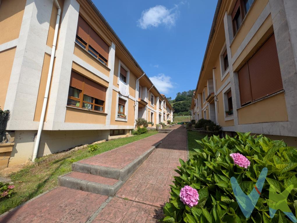 Amplio Piso de 3 Dormitorios en Parbayón, a un Paso de Santander y TorrelavegaDescubre este fantástico piso que combina amplitud, comodidad y una ubicación privilegiada. La vivienda cuenta con 3 luminosos dormitorios y 2 baños completos, perfectos para familias que buscan espacio y calidad de vida.Disfruta de un salón generoso y acogedor, ideal para tus momentos de relax o reuniones con amigos. La cocina es amplia y funcional, pensada para quienes aman cocinar con comodidad.Uno de los grandes valores añadidos de esta propiedad es su garaje cerrado de 26 m², que incluye un práctico altillo para almacenamiento adicional, facilitando orden y espacio extra.Ubicado en Parbayón, una zona tranquila y bien comunicada, estarás muy cerca de Santander y Torrelavega, con acceso rápido a todos los servicios, comercios y transporte.✅ 3 dormitorios✅ 2 baños completos ✅ Salón amplio y luminoso ✅ Cocina espaciosa ✅ Garaje cerrado de 26 m² con altillo ✅ Excelente ubicaciónNo dejes pasar esta oportunidad. ¡Contacta ahora y ven a visitarlo! 