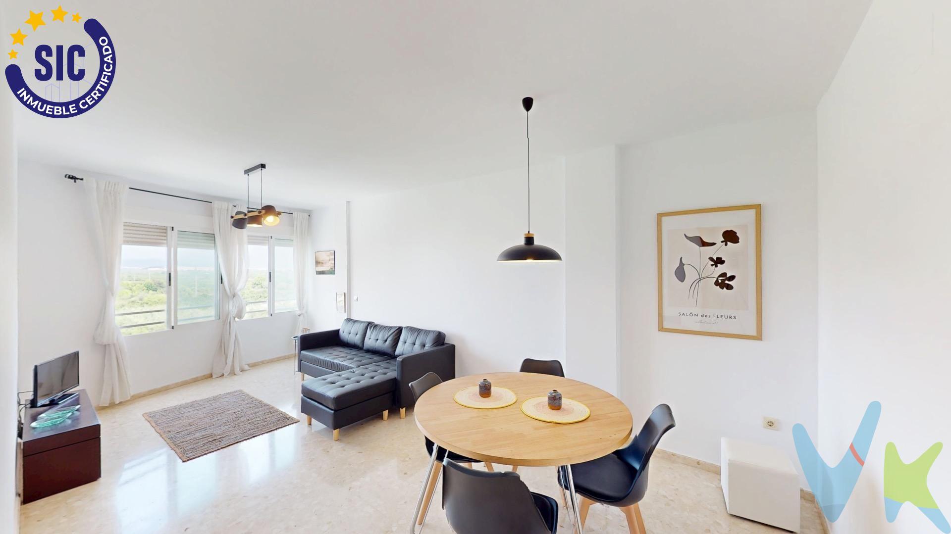 Esta propiedad es una Vivienda de Protección Oficial (VPO), lo que la convierte en la oportunidad perfecta para establecer tu vivienda habitual y permanente. Un hogar pensado para familias y parejas que buscan su primera residencia con todas las comodidades y una calidad de vida superior. Gracias a su orientación Norte-Sur, este piso es excepcionalmente soleado y luminoso durante todo el día. Disfruta de una conexión total con el entorno gracias a sus amplios ventanales en el salón-comedor y cocina, orientados para regalarte las mejores vistas de la montaña del Mondúver y unas puestas de sol que convertirán cada atardecer en un momento especial. Entres sus características podemos destacar lo siguiente:. 3 habitaciones dobles y una sencilla, perfectas para adaptar a dormitorio, despacho o vestidor. El dormitorio principal cuenta con baño con jacuzzi y demás, dispone de un segundo baño tipo Spa para disfrutar del bienestar en tu propia casa. Espaciosa cocina tipo office, ideal para disfrutar del día a día, con una despensa de gran capacidad para tener todo organizado. Galería cerrada para mayor versatilidad. Cuenta con una ubicación inmejorable, se encuentra situado en pleno centro y junto al Paseo, la zona es perfecta para el día a día familiar. Entre los servicios clave están:. Colegios en el entorno inmediato, transporte público (autobuses/taxi), parques infantiles, restaurantes, supermercados y farmacia a tan solo unos pasos. Parking incluido: Olvídate de buscar aparcamiento; tu plaza de parking está garantizada. . 