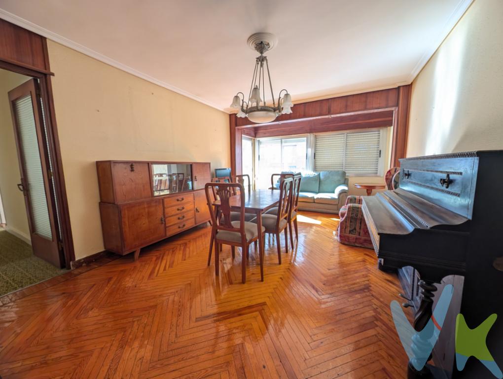 En el corazón de Colindres se encuentra este amplio piso de 110 m² con una impresionante terraza de 40 m², una oportunidad perfecta para quienes buscan espacio, ubicación y potencial.Ubicado en la primera planta de un edificio con ascensor, el piso cuenta con cuatro dormitorios, un baño completo y una distribución cómoda y luminosa, ideal para familias o para quienes desean personalizar su nuevo hogar.La terraza, amplia y soleada, es el lugar perfecto para disfrutar del aire libre, organizar comidas o simplemente relajarse al final del día.Aunque la vivienda necesita reforma, su ubicación céntrica y su gran superficie la convierten en una excelente opción tanto como vivienda habitual como inversión.A su alrededor encontrará todos los servicios: supermercados, colegios, transporte público y zonas verdes, todo a un paso.Un piso con muchas posibilidades, situado en una de las zonas más demandadas de Colindres. 