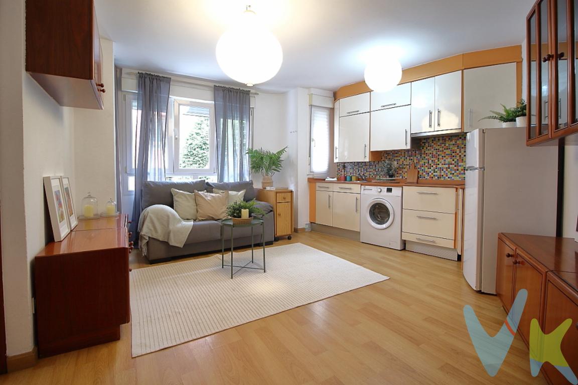 A pocos metros del centro de  Gijón, se presenta una oportunidad única para aquellos que buscan una vida cómoda y práctica en el norte de España. Este encantador piso, ideal para solteros o parejas, ofrece un espacio íntimo que maximiza cada uno de sus metros útiles, garantizando una experiencia acogedora y funcional.Con una superficie útil de 33 metros cuadrados y una construcción total de 38 metros cuadrados, cada centímetro de este hogar ha sido aprovechado al máximo. Ubicado en la primera planta de un edificio de 1987, cuenta con la comodidad de un ascensor, facilitando el acceso diario sin preocupaciones, especialmente al regresar con las compras o al moverte con maletas. La vivienda se ha reformado íntegramente en el 2007.Al ingresar, notarás de inmediato el cuidado y el buen gusto en cada rincón, gracias a que el piso se vende completamente amueblado y equipado con electrodomésticos. Listo para entrar a vivir, este espacio ofrece una cálida bienvenida desde el primer día, permitiendo a sus nuevos propietarios instalarse sin preocupaciones extras.Un atractivo adicional de esta propiedad es su trastero, un recurso invaluable para quienes necesitan ese espacio extra para almacenar objetos personales o estacionales. Este añadido aumenta significativamente la funcionalidad del piso, permitiéndote mantener el espacio vital despejado y organizado.La cercanía a una amplia oferta de transporte público, con paradas de autobús a pocos pasos, facilita las comunicaciones con el resto de Gijón y asegura que moverse por la ciudad sea tarea sencilla. También encontrarás, a corta distancia, todo tipo de servicios esenciales como supermercados, tiendas, farmacias y opciones de ocio, enriqueciendo aún más la comodidad de vivir en esta ubicación tan conveniente.La habitación principal, perfectamente orientada para disfrutar de una iluminación natural, ofrece un refugio privado después de un día largo. El mobiliario ha sido cuidadosamente seleccionado para optimizar el espacio, manteniendo una estética ordenada y contemporánea. La sala de estar, que se integra eficientemente con la cocina, invita a disfrutar de un ambiente versátil, adecuado tanto para el relax diario como para recibir invitados.Este piso, además, destaca por su eficiencia y bajos costes de mantenimiento, una ventaja para quienes buscan una alternativa económica sin sacrificar calidad de vida. Tanto si buscas tu primera vivienda, como si deseas invertir en un inmueble con potencial en el mercado inmobiliario de Gijón, esta propiedad es sin duda una magnífica opción.Te animamos a concertar una visita para experimentar por ti mismo todo lo que este piso tiene para ofrecer. No dejes pasar la oportunidad de conocer un lugar que podría convertirse en tu próximo hogar. Esta propiedad es más que un simple espacio; es la llave a un estilo de vida cómodo y bien conectado en uno de los barrios más vibrantes de Gijón. Esperamos poder mostrarte personalmente todas sus ventajas.Contamos con más de 35 años de experiencia acreditada y nuestro objetivo es garantizarle un servicio de compra humano, ético, de calidad, fácil y seguro. Nuestro equipo lo integran agentes con la titulación AIR (Agente Inmobiliario Registrado), somos CRS (Council of Residential Specialist) y API. (Agente de la Propiedad Inmobiliaria Colegiado nº248). Contamos con un seguro de Caución que nos permite garantizar el depósito de las cantidades entregadas por nuestros clientes.Te ayudamos con la financiación con las mejores condiciones hipotecarias hasta el 100%.Consulte en nuestras reseñas de Google lo que opinan los clientes que ya han trabajado con nosotros.Excluidos impuesto de transmisiones patrimoniales, notaria , registro y honorarios de comprador por servicios contratados.