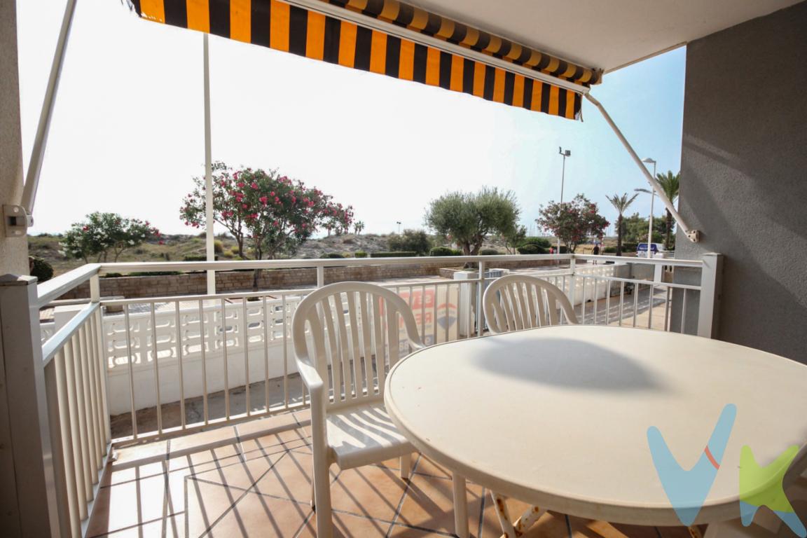 ¡Descubre tu nuevo hogar frente al mar en Canet de Berenguer! Este impresionante apartamento en primera línea te ofrece la vida costera que siempre has soñado. Con 3 orientaciones (Este, Norte y Oeste), disfrutarás de luz natural durante todo el día y una brisa fresca que recorrerá cada rincón.El apartamento cuenta con 3 habitaciones: 2 amplias habitaciones dobles y 1 habitación simple, todas diseñadas para ofrecerte el máximo confort. El baño está equipado con todo lo necesario para tu día a día. La joya del hogar es la terraza con vistas panorámicas al mar, perfecta para relajarte o disfrutar de una cena al atardecer.La cocina independiente es ideal para los amantes de la gastronomía, con espacio suficiente para preparar tus mejores recetas. El salón comedor es amplio y luminoso, un lugar perfecto para compartir momentos inolvidables con familia y amigos.Además, el apartamento cuenta con 2 aires acondicionados para mantenerte fresco durante los calurosos días de verano. También incluye parking privado y trastero, brindándote la comodidad y el espacio que necesitas.Este es más que un apartamento, es un estilo de vida. ¡No dejes pasar esta oportunidad única de vivir junto al Mediterráneo en un entorno incomparable!El precio indicado no incluye gastos ni otros conceptos. A tal efecto, se informa que al referido precio habrá que añadirle los gastos propios de la transmisión inmobiliaria, entre los que cabe enumerar los siguientes: honorarios notariales, impuesto al que se encuentre sujeta la transmisión (Impuesto sobre el Valor Añadido o Impuesto sobre Transmisiones Patrimoniales y Actos Jurídicos Documentados, según el caso), gastos de inscripción en el Registro de la Propiedad y honorarios de intermediación de la agencia inmobiliaria.. . Por mandato expreso del propietario, comercializamos este inmueble en exclusiva, por lo que garantizamos un servicio de calidad, un trato fácil, sencillo y sin interferencias de terceros. Por este motivo, se ruega no molestar al propietario, a los ocupantes de la propiedad, a los vecinos o conserjes del edificio o urbanización si los hubiera. Muchas gracias por su comprensión. Si Usted es agencia inmobiliaria y tiene un cliente para este inmueble, llámenos, estaremos encantados de colaborar en esta y otras operaciones