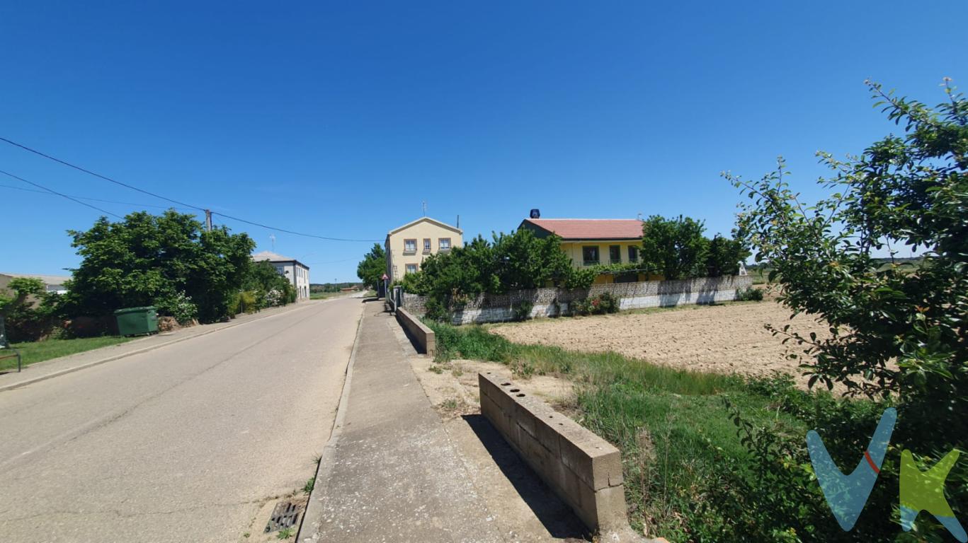  ¡Oportunidad única en León a 8 Km de Astorga en concreto en  Villamontán de la Valduerna! Presentamos esta encantadora Vivienda Unifamiliar Prefabricada  de Madera  en venta, IDEAL para quienes buscan tranquilidad y contacto con la naturaleza. El inmueble ha sido construido en 2011 con proyecto realizado por ArquitectoCon una superficie de 71 metros cuadrados, se distingue por su distribución eficiente y espacios bien aprovechados. Consta de tres habitaciones luminosas que, sin duda, brindarán el espacio perfecto para el descanso y la privacidad de toda la familia Salón Comedor con Chimenea Cocina y 1 BañoUno de los aspectos más destacados de esta casa es su amplia parcela de 1827 metros , que ofrece infinitas posibilidades para su disfrute.  Tiene una ajardinada ideal para los amantes de la naturaleza y aquellos que disfrutan de actividades al aire libre, organizar reuniones familiares o simplemente relajarse en un entorno verde y sereno.La casa también dispone de una encantadora terraza, un lugar ideal para disfrutar de un café por la mañana o una copa de vino al atardecer, mientras se contempla el bello paisaje rural de Villamontán de la Valduerna. Su localización en Villamontán de la Valduerna brinda la posibilidad de disfrutar de la naturaleza y, a la vez, tener acceso fácil a los servicios y comodidades que la zona puede ofrecer.Invitamos a todos los interesados a visitar esta propiedad para que puedan apreciar todas sus cualidades de primera mano. La calidez de sus interiores, la amplitud de la parcela, la tranquilidad del entorno y su magnifico precio convierten a esta casa en una opción única en el mercado.No dejen pasar la oportunidad de conocer este tesoro en Villamontán de la Valduerna. Agende una visita y descubra todo lo que esta maravillosa casa tiene para ofrecerle. Estamos seguros de que, una vez que la vean, querrán convertirla en su hogar. ¡Esperamos su visita!El precio no incluye los impuestos asociados a la compra ni los gastos de Notaría y Registro.