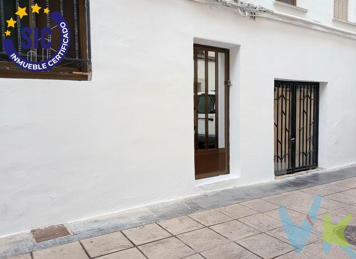 ¡Bienvenido a la casa de tus sueños en una de las zonas más emblemáticas de la ciudad de los mil detalles! Este magnífico piso, ubicado en la calle San Ramón 3, es la oportunidad perfecta para quienes buscan equilibrio entre la tranquilidad de un barrio con solera y la vibrante vida urbana de Xàtiva. Esta propiedad no es solo un piso; es un proyecto de vida o inversión. Ubicado en una segunda planta (sin ascensor), ofrece una combinación perfecta de encanto tradicional y un potencial de expansión constructiva difícil de encontrar en el mercado actual. Distribución y Espacios (136 m2). La vivienda destaca por su distribución versátil, ideal para adaptarse a cualquier necesidad aprovechando al máximo la luz natural y ofreciendo espacios amplios que invitan al descanso:. Habitaciones: 3. Baño completo. Zona social: Comedor con chimenea. Sala de meditación. Trastero. Cocina. Amplio recibidor. Salita de estar. El Gran Valor: Terraza y Derecho de Vuelo. Lo que realmente marca la diferencia es su planta superior:. Almacén de 48 m2 en la tercera planta. Derecho de construcción privativo: Puedes edificar sobre tu propia vivienda, permitiéndote crear un ático dúplex único en la zona. Vistas Premium: Panorámicas inmejorables al Castillo de Xàtiva, un privilegio visual diario. Entorno y Calidad de Vida. Vivir en la calle San Ramón significa disfrutar de la comodidad de ir andando a todas partes. Situada en una zona que conecta el centro comercial con el casco histórico monumental, tendrás a tu disposición:. Patrimonio e Historia: A pocos minutos de la imponente Colegiata de Santa María (La Seu) y de la Plaza del Mercat, el corazón social de la ciudad. Pasear por sus calles es vivir rodeado de palacios como el de Alarcón o el de los Sanç d'Alboi. PVP 119.900€.  Gastos e impuestos no incluidos en el precio. La compra conlleva impuestos y gastos de formalización para el comprador. A título orientativo se informa que en segundas transmisiones el  ITP  con carácter general en  Valencia  es del  10%, pudiendo existir otros tipos impositivos atendiendo a  las circunstancias  personales del comprador u otras circunstancias previstas legalmente. Base imponible del impuesto el mayor valor entre el precio de compraventa, la tasación o el valor de referencia catastral. En cuanto a los gastos de  notaría y registro, en su caso,  suelen oscilar aprox; entre 1,5% y 2,5% (aranceles variables según precio, n.º de copias y complejidad). El comprador elige notario. Si el comprador precisase de  hipoteca: tasación, condiciones y costes bancarios serán según entidad elegida por el comprador, así como los gastos de gestoría, y cualesquiera otros gastos inherentes a la formalización de la compraventa que legalmente correspondan a la parte compradora, salvo pacto expreso en contrario con el vendedor. El consumidor tiene,  conforme a la normativa vigente, a su disposición información y documentación adicional relativa al inmueble y condiciones de la compraventa, que podrá ser consultada en C/Joaquín Costa 4, bajo 46005 Valencia o urbe2@remax.es. Honorarios de mediación inmobiliaria a cargo del  COMPRADOR: (3% del precio final de venta más IVA (21%), salvo otro pacto.); y  de VENDEDOR (según acuerdo con el mismo). . Se informa al consumidor que la agencia actúa como intermediaria inmobiliaria en la operación, estando cualquier eventual compraventa y sus condiciones sujeta a la aceptación expresa del propietario-vendedor y a la posterior formalización del correspondiente contrato.