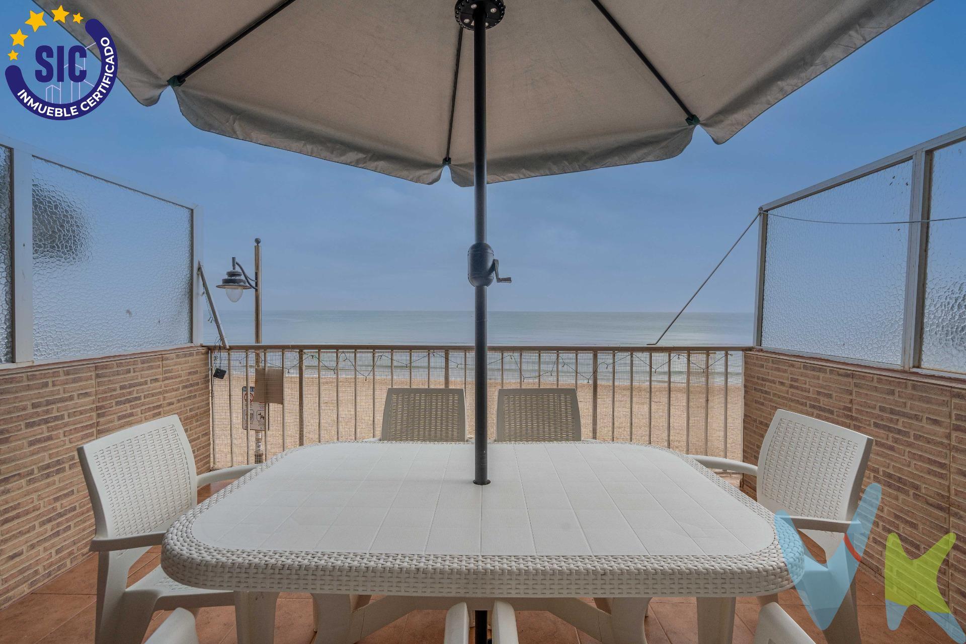 Vive frente al mar en este precioso apartamento listo para entrar a vivir, situado en primera línea de playa en El Perelló. Una oportunidad única para disfrutar del Mediterráneo desde tu propia terraza. La vivienda cuenta con tres habitaciones, dos de ellas dobles, un baño completo y un aseo. Está en una primera planta con una orientación este-oeste que garantiza una ventilación cruzada perfecta para los meses de verano, por lo que no necesita aire acondicionado. El apartamento se encuentra en muy buen estado y destaca por su amplia terraza, ideal para disfrutar de las vistas al mar, las comidas familiares o las reuniones con amigos. Dispone además de plaza de garaje en la misma finca, lo que aporta comodidad y seguridad. Su luminosidad, su excelente ubicación y las maravillosas vistas hacen de este apartamento un lugar perfecto tanto para vivir todo el año como para disfrutar de unas vacaciones inolvidables. A pocos pasos de la arena y cerca de todos los servicios, es una vivienda lista para disfrutar desde el primer día. Por mandato expreso del propietario, comercializamos este inmueble en exclusiva, lo que le garantiza el acceso a toda la información. Por este motivo, se ruega no molestar al propietario, a los ocupantes de la propiedad o a los vecinos. Muchas gracias por su comprensión. Si usted es agente inmobiliario y tiene un cliente para este inmueble, llámenos: estaremos encantados de colaborar.