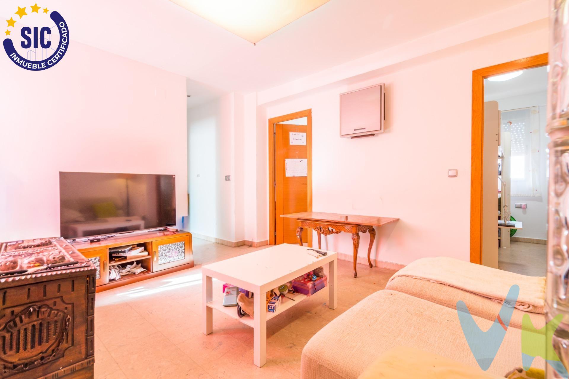 Dar el primer paso hacia tu propio hogar es decidir dónde quieres empezar a construir tu historia. Esta vivienda en Castellar es esa oportunidad perfecta para parejas que buscan independizarse, dar el salto a la compra y disfrutar de la cercanía a Valencia, el puerto y las playas, todo ello en una propiedad donde podréis entrar a vivir desde el primer día e ir dándole vuestro toque personal poco a poco. Espacios amplios, paredes lisas y una luz de tarde muy especial. Aunque es una vivienda de interior, olvida la idea de un espacio oscuro: su orientación oeste garantiza una entrada de luz natural fantástica durante toda la tarde, llenando las estancias de calidez y creando un ambiente tranquilo y resguardado del ruido de la calle. La vivienda cuenta con una reforma integral ya realizada (fontanería, electricidad, suelos y paredes lisas), lo que te ahorra el gran desembolso e inconveniente de hacer obras pesadas. Es una base funcional, limpia y lista para habitar, ideal para personalizar el diseño a vuestro ritmo y estilo:. Salón cálido y luminoso: El lugar perfecto para relajaros tras la jornada laboral bajo la luz dorada del atardecer. Cocina práctica e independiente: Un espacio cómodo y reformado para vuestro día a día. 3 dormitorios versátiles: Espacio de sobra para vuestro dormitorio principal, un despacho para teletrabajar con tranquilidad o un vestidor. Baño renovado: Funcional y en pleno uso. Accesible y cómodo en el día a día. Ubicada en una segunda planta, sus escaleras son de tramo muy corto y peldaños cómodos, por lo que subir a casa resulta un trayecto ágil, fácil y ligero, perfecto para mantener la privacidad de un piso alto. Ubicación estratégica: la brisa del mar y la conexión con Valencia. Castellar combina la serenidad de una pedanía tradicional con una conexión inmejorable:. A un paso de Valencia ciudad: Conexión rápida para el trabajo, el ocio y la vida urbana. Junto a la costa: A minutos de las playas y del entorno del Puerto, ideal para desconectar al aire libre, pasear al atardecer o hacer deporte los fines de semana. Ideal para vuestra primera compra. Si buscáis una vivienda práctica, bien comunicada, con reforma básica lista para entrar a vivir y a un precio competitivo sin renunciar a la luz ni al espacio, esta es la oportunidad ideal para empezar vuestro proyecto en común. ¿Queréis venir a conocerla y ver su luz de tarde en persona? Contáctanos y agendamos una visita. Por mandato expreso del propietario, comercializamos este inmueble en exclusiva , lo que le garantiza el acceso a toda la información, a un servicio de calidad, un trato fácil, sencillo y sin interferencias de terceros. Por este motivo, se ruega no molestar al propietario, a los ocupantes de la propiedad o a los vecinos. Muchas gracias por su comprensión. Si usted es agente inmobiliario y tiene un cliente para este inmueble, llámenos: estaremos encantados de colaborar. . 
