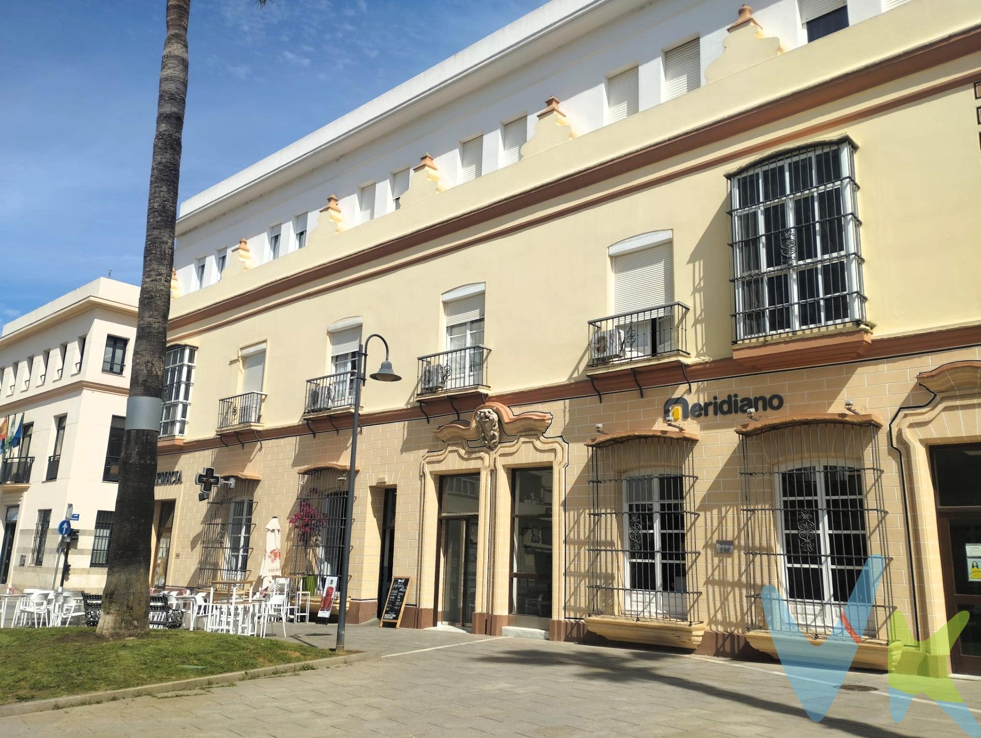 Te presentamos este atractivo piso 🏡 ubicado en el corazón de El Carmen, San Fernando 📍. Con una superficie construida de 76 m² (56.2 m² útiles), esta propiedad se encuentra en buen estado ✅ y lista para habitar. Disfruta del confort que ofrece su orientación oeste 🌅, garantizando luminosidad ☀️ durante gran parte del día. El inmueble cuenta con una habitación principal doble 🛏️ equipada con terraza acristalada 🌿 desde donde podrás deleitarte con vistas a la emblemática plaza del Carmen 🏛️; además, incluye otra habitación sencilla ideal como despacho 💻 o cuarto adicional. También dispone de un baño completo 🚿 bien distribuido. La cocina independiente amueblada es perfecta para aquellos que disfrutan cocinando 🍳, mientras que el salón está equipado con aire acondicionado por split ❄️ asegurando tu comodidad incluso en los días más calurosos. En cuanto a ubicación, se encuentra cercano a colegios 🎓 e instalaciones necesarias para tu día a día 🛍️ lo cual te permitirá estar plenamente conectado al entorno urbano sin sacrificar tranquilidad 🤍. Este piso también incluye trastero 🔑 lo que añade valor funcional extra al inmueble. Es perfecto tanto si buscas comenzar tu vida independiente 🚀 como si deseas invertir 💼 en uno de los barrios más céntricos y solicitados por su cercanía a servicios esenciales. No pierdas esta oportunidad única ✨: infórmate hoy mismo y ven a visitarlo 👀 ¡Te encantará! 😍. Disponemos del Documento Informativo Abreviado de la propiedad (D.I.A), según Decreto 218/2005, de 11 de octubre. La Agencia Inmobiliaria también dispone de  Seguro de Caución, para la garantía y protección de las cantidades económicas  entregadas como señal para la reserva de una vivienda. Así mismo, informamos que los gastos Notariales, Registrales, ITP, Honorarios de la Agencia y otros gastos inherentes a la compraventa no está incluidos en el precio. Por mandato expreso del propietario, comercializamos este inmueble en exclusiva compartida, lo que le garantiza el acceso a toda la información, a un servicio de calidad, un trato fácil, sencillo y sin interferencias de terceros. Por este motivo, se ruega no molestar al propietario, a los ocupantes de la propiedad o a los vecinos. . Muchas gracias por su comprensión. 
