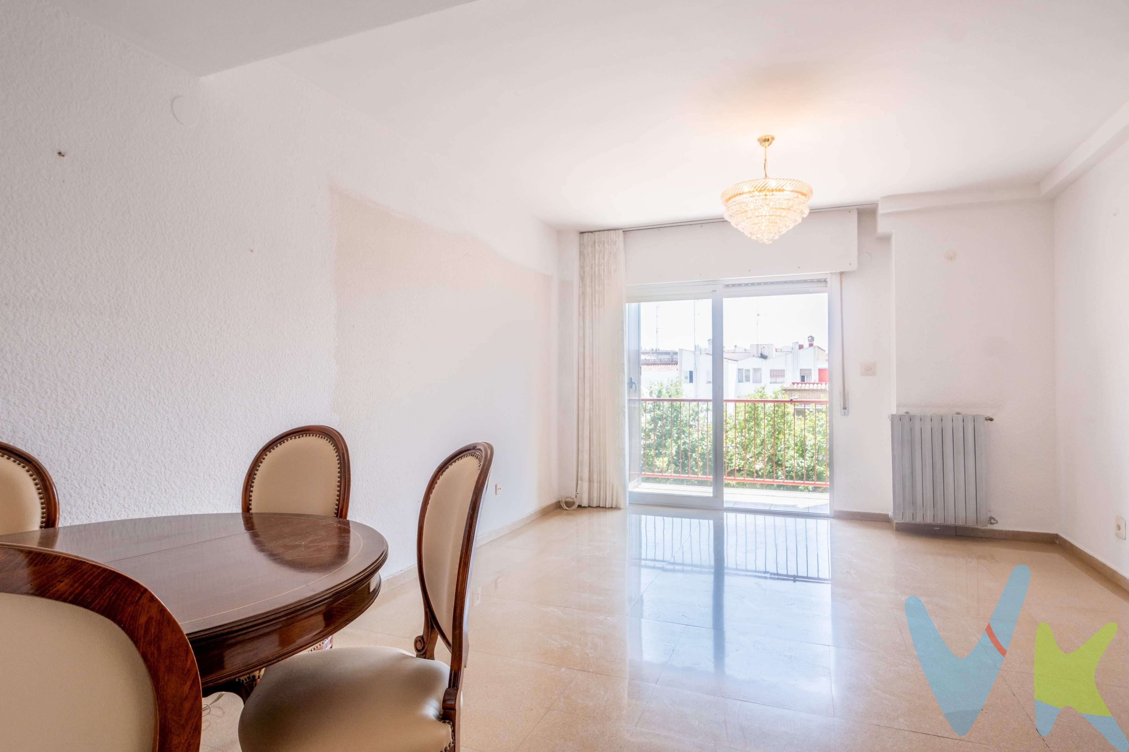 Piso con garaje en venta en Vía Pignatelli: Tu oasis de luz junto al Parque Grande. ¿Te imaginas empezar el día paseando por el Canal o corriendo por el Parque Grande José Antonio Labordeta? Vivir aquí es ganar en calidad de vida, salud y tranquilidad. Te presentamos este luminoso piso en venta en Vía Pignatelli, Zaragoza, una oportunidad única para diseñar el hogar que siempre has querido en una de las zonas más deseadas de la ciudad. Ubicado en una sexta planta de una finca excelente con dos ascensores, esta vivienda destaca por su fantástica luz natural y su tranquilidad ya que da a un amplio patio de manzanas con vistas despejadas sobre los tejados Aunque se encuentra en buen estado de conservación, tiene el potencial perfecto para que realices esas pequeñas actualizaciones que lo adapten totalmente a tu estilo. ¿Por qué te vas a enamorar de este piso?. Ubicación inmejorable: Junto al Paseo del Canal y a un paso del Parque Grande. Naturaleza y servicios se unen en tu día a día. Amplitud y orden: Dispone de 3 dormitorios con armarios empotrados, perfectos para mantener todo organizado, y un baño completo. Salón con terraza: Un espacio acogedor que se extiende hacia el exterior, ideal para disfrutar de tus momentos de relax. Cocina independiente: Cómoda y funcional, lista para tus mejores recetas. Confort todo el año: Calefacción y agua caliente central, junto con la preinstalación de aire acondicionado. Adiós a buscar aparcamiento: El precio incluye una plaza de garaje en la misma finca, con acceso directo y cómodo. No dejes escapar la oportunidad de comprar un piso con garaje en Zaragoza en un entorno privilegiado. Contacta con nosotros hoy mismo y agenda tu visita. ¡Te encantará!. *** Gastos e impuestos no incluidos. A título orientativo, en segundas transmisiones, el comprador abonará: Impuesto sobre Transmisiones Patrimoniales (ITP), tipo general en Aragón al 8% (*). Base de cálculo: mayor valor entre precio de compraventa o valor de referencia catastral. Gastos de Notaría y Registro: Aranceles variables según precio, número de copias y complejidad; cálculo según tarifas normativas. Si se precisa hipoteca: Tasación, condiciones y costes bancarios según entidad elegida por el comprador; así como gastos de gestoría y cualesquiera otros inherentes a la compraventa. No se incluyen otros gastos o tributos que puedan por Ley corresponder al comprador. Operación sujeta a doble mediación. Existen honorarios a cargo del comprador, salvo pacto en contrario, no incluidos en PVP. El consumidor conforme a la normativa vigente podrá solicitar información y documentación adicional relativa al inmueble, sus características, condiciones de la operación y del servicio de mediación en la oficina y/o a través de nuestro teléfono de contacto o mail. La agencia actúa exclusivamente como intermediaria en la compraventa, cuyas condiciones, en todo caso, estarán sujetas a la aceptación expresa del vendedor del inmueble y posterior formalización del contrato. La información suministrada se corresponde con la disponible a la fecha de publicación, pudiendo variar en función de las circunstancias o actualizaciones legales, contractuales y fiscales. Anuncio de carácter meramente informativo. Para una información exhaustiva sobre el funcionamiento, tipos impositivos y bonificaciones del ITP en Aragón, puede consultar el portal oficial de la Agencia Tributaria Autonómica. Tarifas notariales y registrales reguladas en el Anexo I del Real Decreto 1426/1989 y Anexo I del Real Decreto 1427/1989, respectivamente. Anuncio no vinculante, puede contener errores.