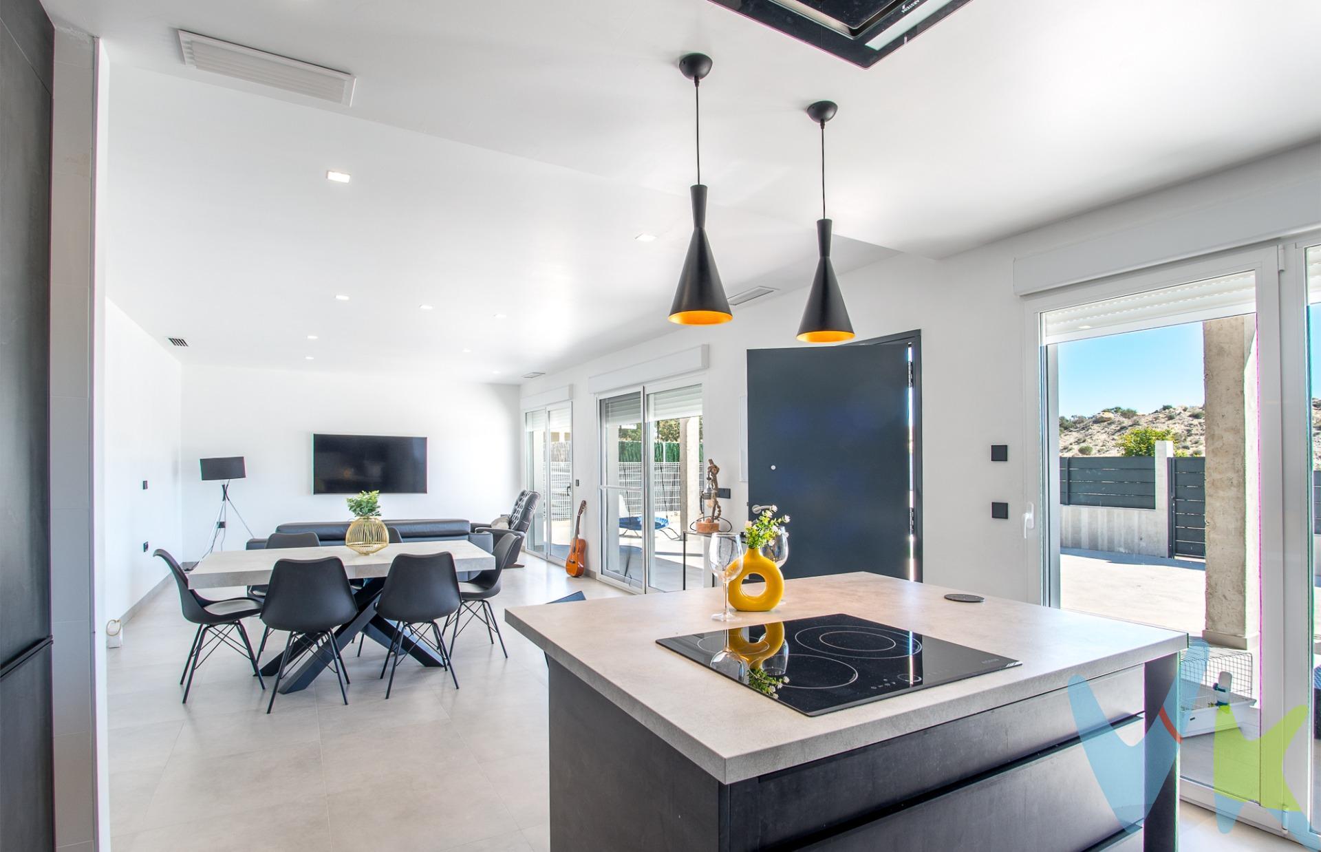 Crea el hogar que siempre has soñado en este espectacular chalet situado en una de las mejores y exclusivas urbanizaciones de Murcia, "La Quinta", en Molina de Segura. Esta urbanización totalmente residencial cuenta con seguridad privada 24 horas, barreras de entrada y salida, con caseta para guardias vigilantes, cámaras de vigilancia, centro comercial en proyecto de ser dotado de locales (a dia de hoy cuenta con un local infantil), espectaculares paseos ajardinados y un excepcional parque con pista de futbol, tirolina, mesas de ping pong, zonas de pícnic, mirador, etc.. de mas de 14.000 metros de longitud. Además su conexión a la autovía en menos de 5 minutos, como su cercanía a la urbanización de la Alcayna como al centro de Molina hacen de esta una urbanización muy cómoda y practica. El chalet esta dotado de las mejores calidades en cuanto a sus terminaciones como; suelo porcelánico, ventanas de doble cámara climalit, puertas macizas de madera,  etc..Además cuenta con aerotermia y suelo radiante. Todas sus estancias se distribuyen en planta y tienen salidas al exterior, contando con grandes ventanales que hacen que tenga mucha luz natural. Además cuenta con un gran sótano que ocupa toda la superficie de la vivienda, donde encontraras diferentes espacios para gimnasio, zona de TV, zona de aparcamiento de vehículos, sala de luces y mecánica de piscina. En cuanto a su exterior, preparado para instalación de césped en toda la parcela y con su bonita piscina de diseño te dejara sin palabras. Para terminar te queremos comentar algo: ¡Descubre una aventura inmobiliaria que combina calidad, pasión y profesionalidad! La confianza que los propietarios han depositado en nosotros es un testimonio de nuestro compromiso en brindarte un servicio excepcional. Aquí viene el detalle especial: al contactarnos directamente, evitarás molestarlos, nosotros seremos tus intermediarios y te proporcionaremos toda la asistencia necesaria. Estamos aquí para facilitarte la documentación e información que requieras, y te prometemos un trato cálido y sin complicaciones. Te informaremos detalladamente de todos los aspectos, incluyendo gastos de la compra y honorarios de agencia que no están incluidos en el precio, para garantizar tu comodidad y tranquilidad durante todo el proceso. Esa es nuestra esencia, proporcionarte. Calma: “Estado ideal de tranquilidad que tendrás al comprar tu casa con nosotros”. Queremos que sepas que tanto la descripción del inmueble como las imágenes que ves son valiosas referencias informativas, en ningún caso tienen carácter contractual. Asimismo, el precio ha sido designado por la propiedad por lo que podría sufrir variaciones y no sería vinculante hasta que se formalice en contratodecompraventa. 
