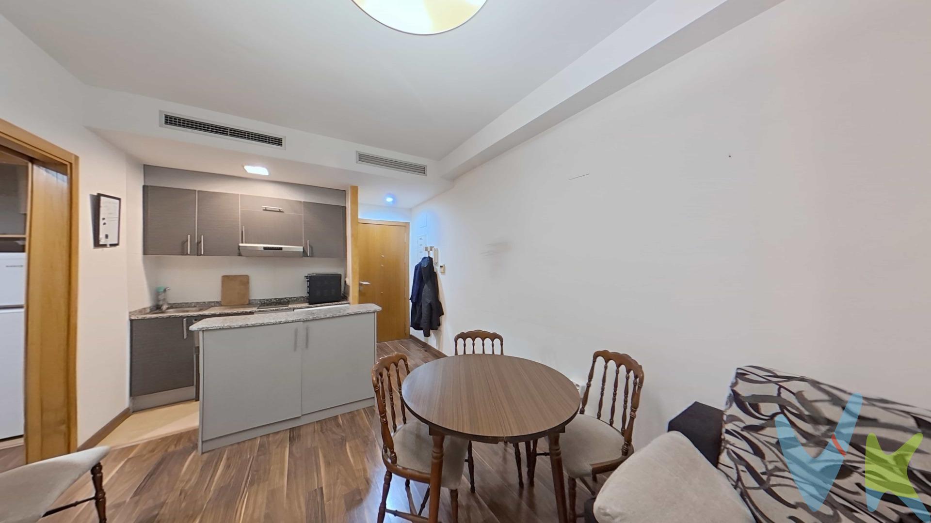 Te presentamos este luminoso piso en Oliva, construido en 2010, situado prácticamente en el centro de la ciudad, con todos los servicios, comercios y zonas de interés a un paso. La vivienda dispone de 58 m2 construidos y 52 m2 útiles, muy bien distribuidos para ofrecer un espacio cómodo y funcional. Destaca por sus preciosas vistas despejadas de la ciudad, que aportan una gran sensación de amplitud y mucha luz natural durante todo el día. Ubicado en un edificio moderno, con buenas calidades y bajo mantenimiento, este piso es ideal tanto como vivienda habitual como inversión. Además, existe la posibilidad de adquirir una plaza de garaje por 20.000 € adicionales, un valor añadido muy importante en una. ubicación tan céntrica. Una excelente oportunidad para vivir en una zona céntrica, tranquila y bien comunicada, en un piso moderno y con vistas abiertas en Oliva. VENTA:. PVP 120.000€.  Gastos e impuestos no incluidos en el precio. La compra conlleva impuestos y gastos de formalización para el comprador. A título orientativo se informa que en segundas transmisiones el  ITP  con carácter general en  Valencia  es del  10%, pudiendo existir otros tipos impositivos atendiendo a  las circunstancias  personales del comprador u otras circunstancias previstas legalmente. Base imponible del impuesto el mayor valor entre el precio de compraventa, la tasación o el valor de referencia catastral. En cuanto a los gastos de  notaría y registro, en su caso,  suelen oscilar aprox; entre 1,5% y 2,5% (aranceles variables según precio, n.º de copias y complejidad). El comprador elige notario. Si el comprador precisase de  hipoteca: tasación, condiciones y costes bancarios serán según entidad elegida por el comprador, así como los gastos de gestoría, y cualesquiera otros gastos inherentes a la formalización de la compraventa que legalmente correspondan a la parte compradora, salvo pacto expreso en contrario con el vendedor. El consumidor tiene,  conforme a la normativa vigente, a su disposición información y documentación adicional relativa al inmueble y condiciones de la compraventa, que podrá ser consultada en C/Joaquín Costa 4, bajo 46005 Valencia o urbe2@remax.es. Honorarios de mediación inmobiliaria a cargo del  COMPRADOR: (3% del precio final de venta más IVA (21%), salvo otro pacto.); y  de VENDEDOR (según acuerdo con el mismo). . Se informa al consumidor que la agencia actúa como intermediaria inmobiliaria en la operación, estando cualquier eventual compraventa y sus condiciones sujeta a la aceptación expresa del propietario-vendedor y a la posterior formalización del correspondiente contrato.