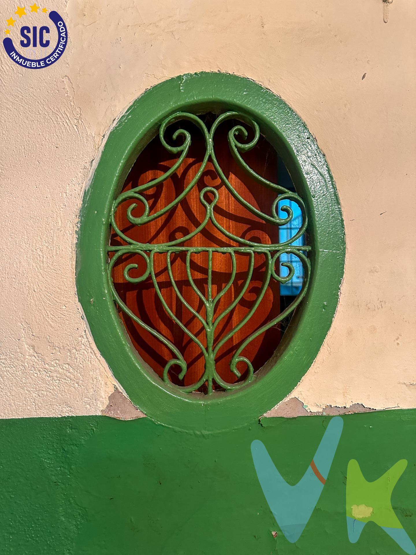 Presentamos una excepcional propiedad ubicada en el corazón de Castellón. Esta casa se asienta sobre una parcela de 100 m² y cuenta con un diseño distribuido en planta baja más dos alturas. Actualmente vacía y lista para ser reformada según sus necesidades e ideales; la distribución permite múltiples posibilidades tanto como restaurante debido a su estratégica ubicación cercana al bullicio del área comercial, así como también puede convertirse en un encantador hogar familiar. En la planta baja encontramos cuatro estancias amplias que ofrecen versatilidad funcional además de una cocina  y baño. La primera planta consta adicionalmente con cinco espacios flexibles mientras que la tercera brinda otras cuatro áreas aprovechables perfectas para crear ambientes acogedores o innovadores proyectos comerciales. Una terraza situada en la parte superior ofrece vistas despejadas del entorno urbano proporcionando ese toque especial tan deseado por los amantes del aire libre sin salir del encuadre citadino. No deje pasar esta oportunidad única: bien sea construir tu futuro negocio enfocado hacia la gastronomía local o transformar este espacio revitalizando sus tradiciones familiares - aquí lo tendrás todo al alcance.