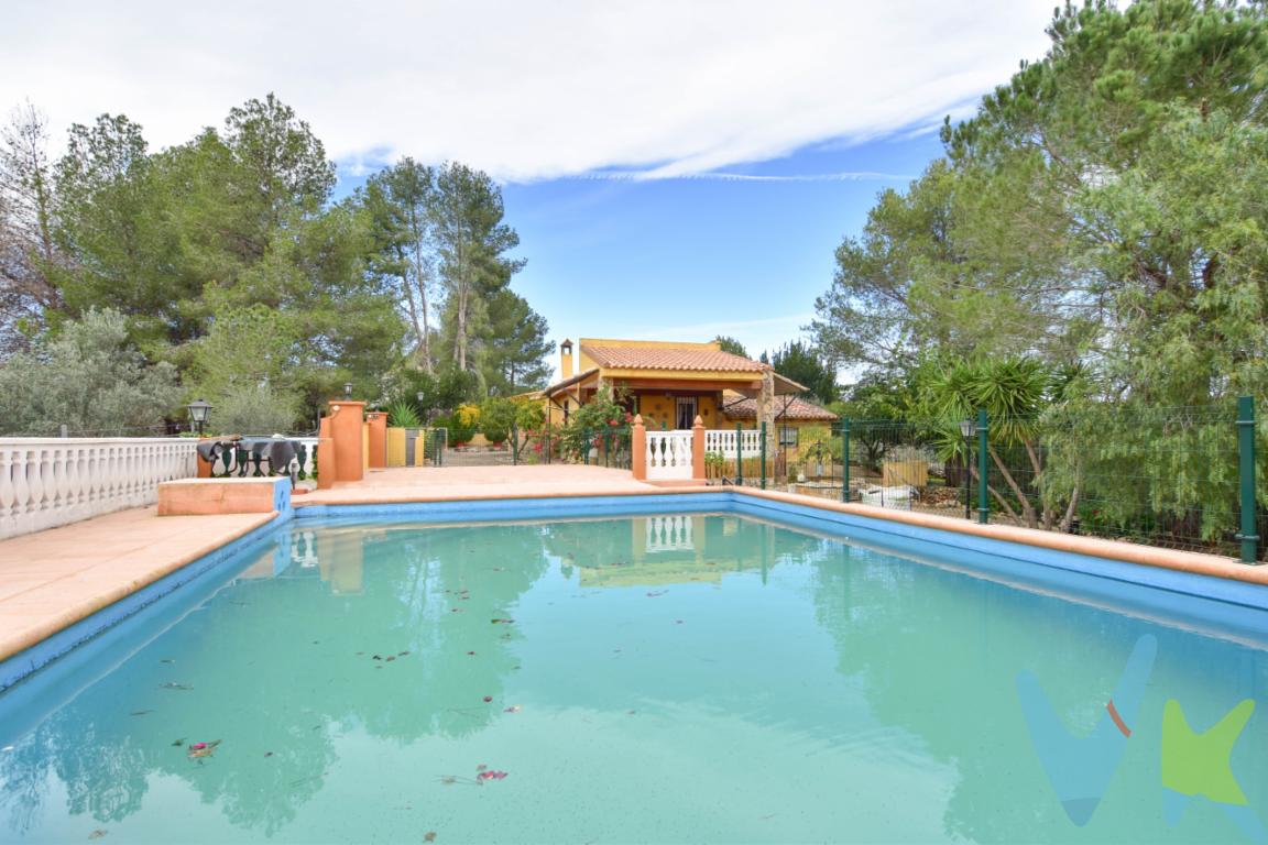 Casa grande en el corazón del monte de Enguera, población en la comarca de Canal de Navarrés con un entorno montañoso, población con todos los servicios públicos, supermercados, colegios, instituto, biblioteca, etc...   ubicada en el centro de la montaña y rodeada de campos de olivos, tiene un extenso terreno de 12.000 metros aprox., el exterior de la vivienda esta rodeada por amplias terrazas con jardines y arboles, cuenta en la parte trasera con establo para caballo con vaya electrificada, corral para aves y arboles frutales. También cuenta con un amplio garaje para dos coches cubierto,  piscina grande y amplia terraza solárium con ducha.En el interior de la vivienda tenemos recibidor, un salón-comedor con chimenea de leña,  cocina grande con salida a terraza, 5 dormitorios todos dobles y baño completo con bañera. La vivienda esta en perfecto estado de uso, con excelentes calidades, calentadores de calor azul, suelo de terrazo rustico, techos de madera, y una distribución exquisita.No dude en vivir en una casa de campo, con todas las ventajas, servicios y calidad de vida.Si desea más información, no dude en ponerse en contacto con nosotros.Agencia Registrada con el Nº 89 en el Registro Obligatorio de Agentes Inmobiliarios de la Comunitat Valenciana. Puede consultar en la web de la GVA:https://habitatge.gva.es/es/registres-en-materia-habitatgeLa oferta está sujeta a cambios de precio o retirada del mercado sin previo aviso. Este anuncio en su conjunto, incluyendo textos, fotos, imágenes o cualquier otro contenido del mismo, no es vinculante dado que la información es ofrecida por terceros y puede contener errores. Se muestra a título informativo y no contractual. El precio no incluye lo siguiente: Honorarios de la agencia inmobiliaria, impuestos (IVA, ITP) y otros gastos de la Compraventa (notaria, gestoría y registro). Por mandato expreso del propietario, comercializamos este inmueble en exclusiva, lo que le garantiza el acceso a toda la información, a un servicio de calidad, un trato fácil, sencillo y sin interferencias de terceros. Por este motivo, se ruega no molestar al propietario, a los ocupantes de la propiedad o a los vecinos. Muchas gracias por su comprensión. Si usted es agente inmobiliario y tiene un cliente para este inmueble, llámenos: estaremos encantados de colaborar.