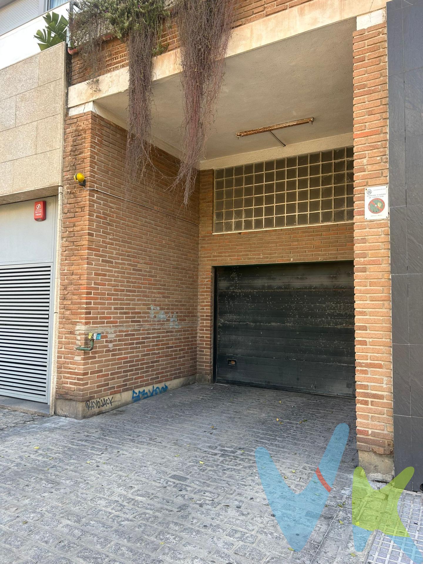 . Plaza de garaje en edificio de garajes comunitario , zona San Felipe. Ubicada en una de las zonas mas demandadas esta plaza de garaje  tiene 2,50 metros de ancho , por 5,50 metros de largo ,  para coche mediano/pequeño . Zonas comunes amplias.. No deje de llamarnos para mas información . Gastos, impuestos y honorarios agencia , no incluidos en el precio. 