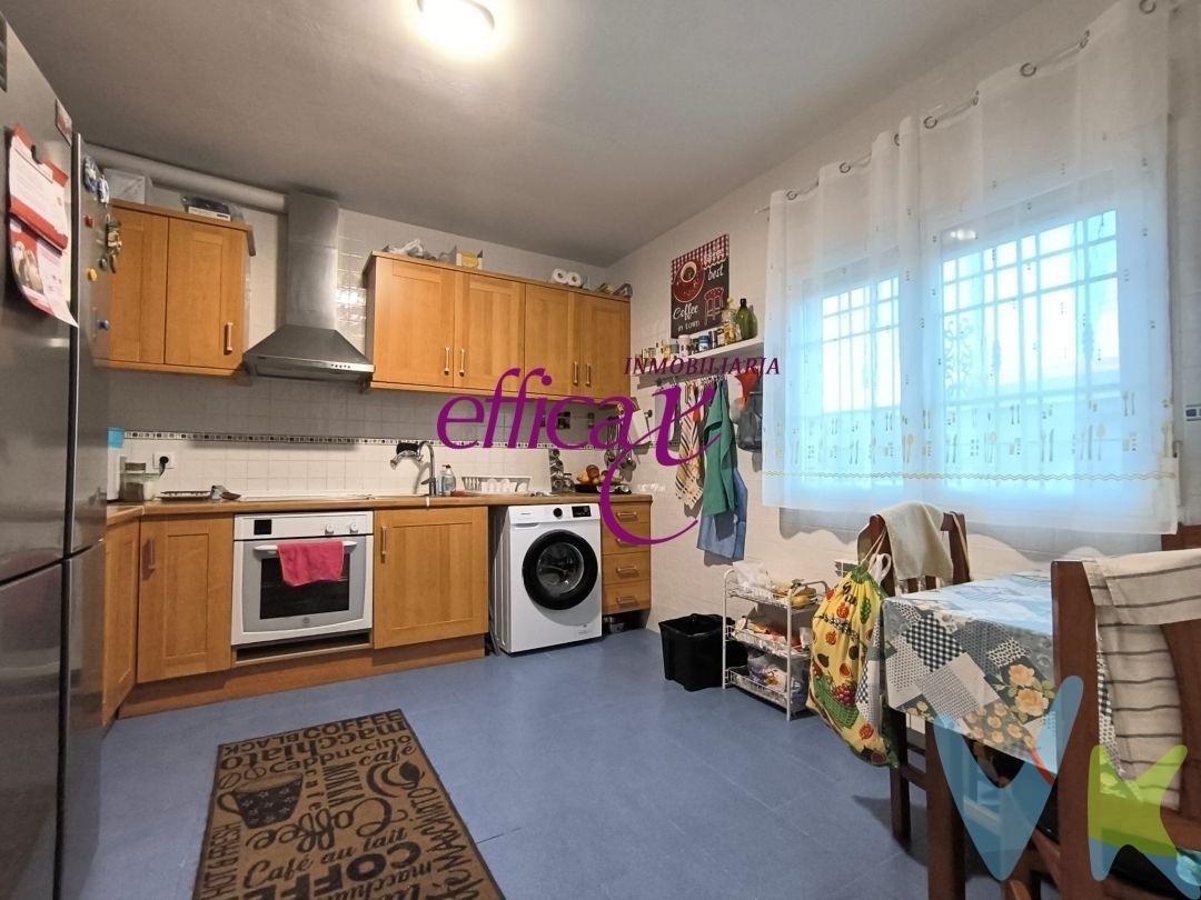 Venta de AMPLIO chalet de esquina distribuido en dos plantas.
La planta baja nada más entrar en la vivienda consta de recibidor, desde el cual se podrá acceder a una amplia cocina amueblada, también acceso directo al garaje, aseo y un amplio salón comedor. Tanto el salón como el garaje tiene comunicación a través de un patio solado.
En la planta alta, disponemos de 4 dormitorios, 2 de ellos con terraza propia, en la que dispondrás de la suficiente intimidad si quieres tomar el sol en cualquiera de ellas. 
Además de los dormitorios y las terrazas, en la planta alta tenemos dos cuartos de baño, ambos con plato de ducha, estando uno de ellos incluido dentro del dormitorio principal.
Esta vivienda cuenta con un espacio muy amplio interiormente perfectamente complementado con las 3 terrazas que dispone y un amplio garaje.
Cuenta también con calefacción de gasoil en todas las estancias de la vivienda.
Lo mejor de todo, es que vas a estar en un entorno tranquilo y relajado, pero con la ventaja de estar a tan solo 5 minutos de Torrijos, donde dispondrás de todos los servicios, y a menos de una hora de Madrid, gozando de buena comunicación también en transporte público hasta Madrid.
No lo dudes, ven a visitarla.
La compra de este inmueble conlleva un servicio de formalización y gestión de la compraventa para el comprador, cuyo coste no esta incluido en el precio publicado.
Se le informará de todos los gastos asociados a la compraventa antes de la reserva para que usted compre con la máxima seguridad, tranquilidad y transparencia.