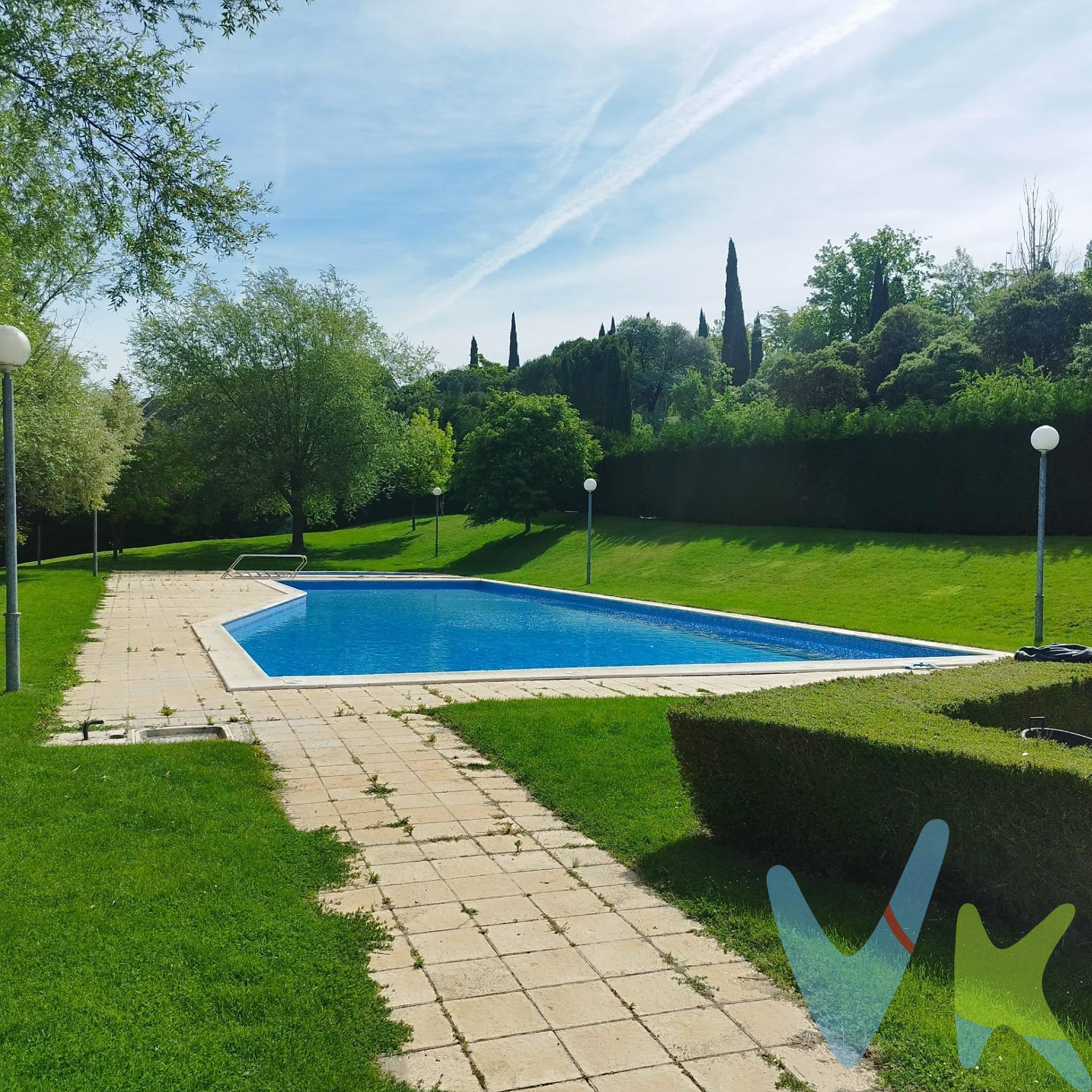 Hay pisos que cumplen… y hay hogares que elevan la forma de vivir. Esta vivienda pertenece a esa segunda categoría. Ubicada en una de las mejores zonas de Parquesol en la calle Miriam Blasco, dentro de una urbanización privada de altísima calidad constructiva, el edificio Baviera. Nada más entrar, la casa transmite una sensación difícil de encontrar hoy en día: espacio de verdad. La luz natural y las vistas despejadas se convierten aquí en protagonistas constantes. Al ser totalmente exterior y con una magnífica orientación sur, cada estancia recibe el sol de una forma cálida y envolvente durante buena parte del día. No hablamos únicamente de claridad. Hablamos de esa energía que transforma una vivienda en un lugar donde apetece estar. Y el mejor ejemplo de ello es, probablemente, su espectacular salón. Amplísimo, elegante y completamente bañado por el sol, este espacio está pensado para disfrutarlo de muchas maneras distintas. Desde largas sobremesas en familia hasta tardes tranquilas leyendo junto a la ventana, pasando por reuniones con amigos o simplemente el placer de llegar a casa y sentir amplitud. Aquí el espacio no condiciona tu vida: la mejora. La vivienda cuenta con tres dormitorios perfectamente distribuidos, pensados para combinar intimidad, comodidad y funcionalidad. El dormitorio principal merece una mención especial. No solo por sus dimensiones, sino porque dispone de baño en suite, creando un auténtico espacio privado dentro de la propia vivienda. Un lugar pensado para desconectar, descansar y disfrutar de la tranquilidad. Además, la casa dispone de un segundo baño completo que aporta comodidad tanto para el resto de la familia como para las visitas. Uno de los grandes valores diferenciales de esta vivienda son sus numerosos armarios empotrados. Hoy, cuando el espacio de almacenaje se ha convertido en un auténtico lujo, esta propiedad responde con inteligencia y practicidad. Todo tiene su lugar. Todo queda integrado. Todo contribuye a mantener una sensación permanente de orden y amplitud. A ello se suman la plaza de garaje, apta para todoterreno,  y el trastero, dos elementos cada vez más imprescindibles en la vida diaria y que aquí aportan comodidad real y valor añadido a largo plazo. Pero si el interior enamora, el exterior de la urbanización termina de confirmar que estamos ante una vivienda muy por encima de la media. La comunidad ofrece un estilo de vida difícil de encontrar en Valladolid. Dispone de una magnífica piscina rodeada de amplias zonas verdes y jardines perfectamente cuidados, donde el verano se convierte en una experiencia completamente distinta. No hace falta salir de casa para sentir desconexión, descanso y calidad de vida. A ello se suma la pista de pádel, perfecta para quienes disfrutan del deporte, la vida social o simplemente valora tener servicios exclusivos dentro de su propia urbanización. Y todo esto en Parquesol, un barrio consolidado desde hace años, con identidad propia, y que ofrece calidad de vida, servicios, comunicaciones y entorno familiar. En definitiva:. Una casa donde la luz cambia el estado de ánimo. Donde el espacio permite vivir sin limitaciones. Donde la calidad constructiva marca la diferencia. Donde la urbanización añade valor todos los días. Y donde cada detalle está pensado para disfrutar de una vida más cómoda, más tranquila y más plena. Una magnifica opción de vivir, que tenemos a la venta por 250.000€ a los que hay que añadir el 5% más el IVA correspondiente de honorarios de la agencia inmobiliaria al comprador. El PVP indicado no incluye impuestos ni gastos de Escritura. Honorarios agencia al comprador no incluidos. Las superficies expresadas en esta página tienen carácter descriptivo y son aproximadas. Los precios pueden ser susceptibles de modificación sin previo aviso. Esta vivienda se vende sin muebles. . 