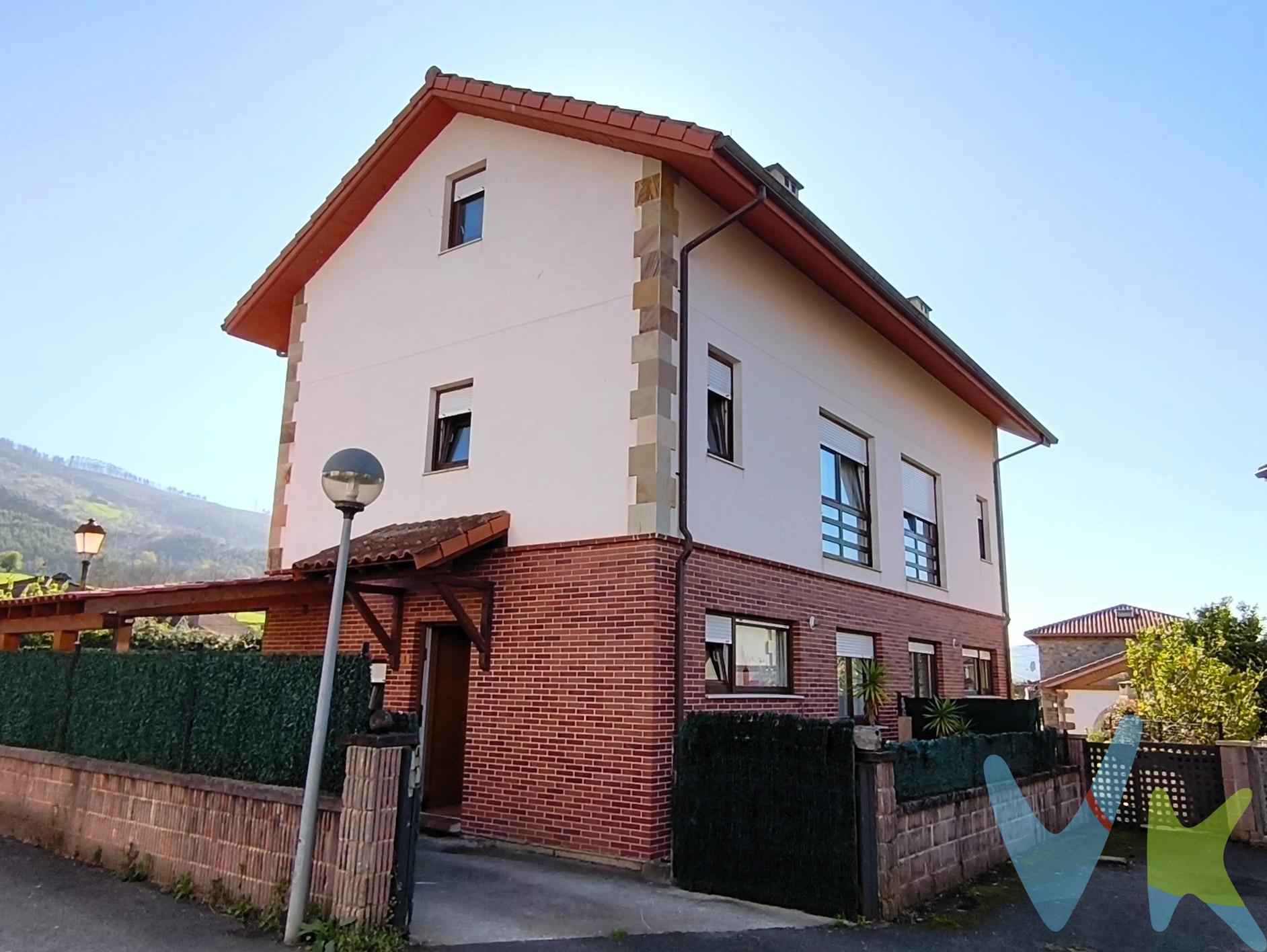 Descubre este espectacular chalet pareado ubicado en Argomilla. Esta propiedad destaca por su inmejorable orientación sur que garantiza una luminosidad natural durante todo el día y vistas despejadas que te permitirán disfrutar de un entorno tranquilo y sereno. Dispone de tres amplias habitaciones , dos baños (uno de ellos en suite) y un aseo en planta baja. El amplio jardín es perfecto para crear momentos inolvidables al aire libre, ideal tanto para familias como para quienes buscan relajarse rodeados de naturaleza. Además, la urbanización cuenta con piscina comunitaria donde podrás refrescarte durante los días calurosos del verano o compartir agradables jornadas con amigos y vecinos. No pierdas esta oportunidad única de vivir en un lugar privilegiado a pocos minutos del centro urbano. Los impuestos ,gastos de notaría y registro no están incluidos en el precio.