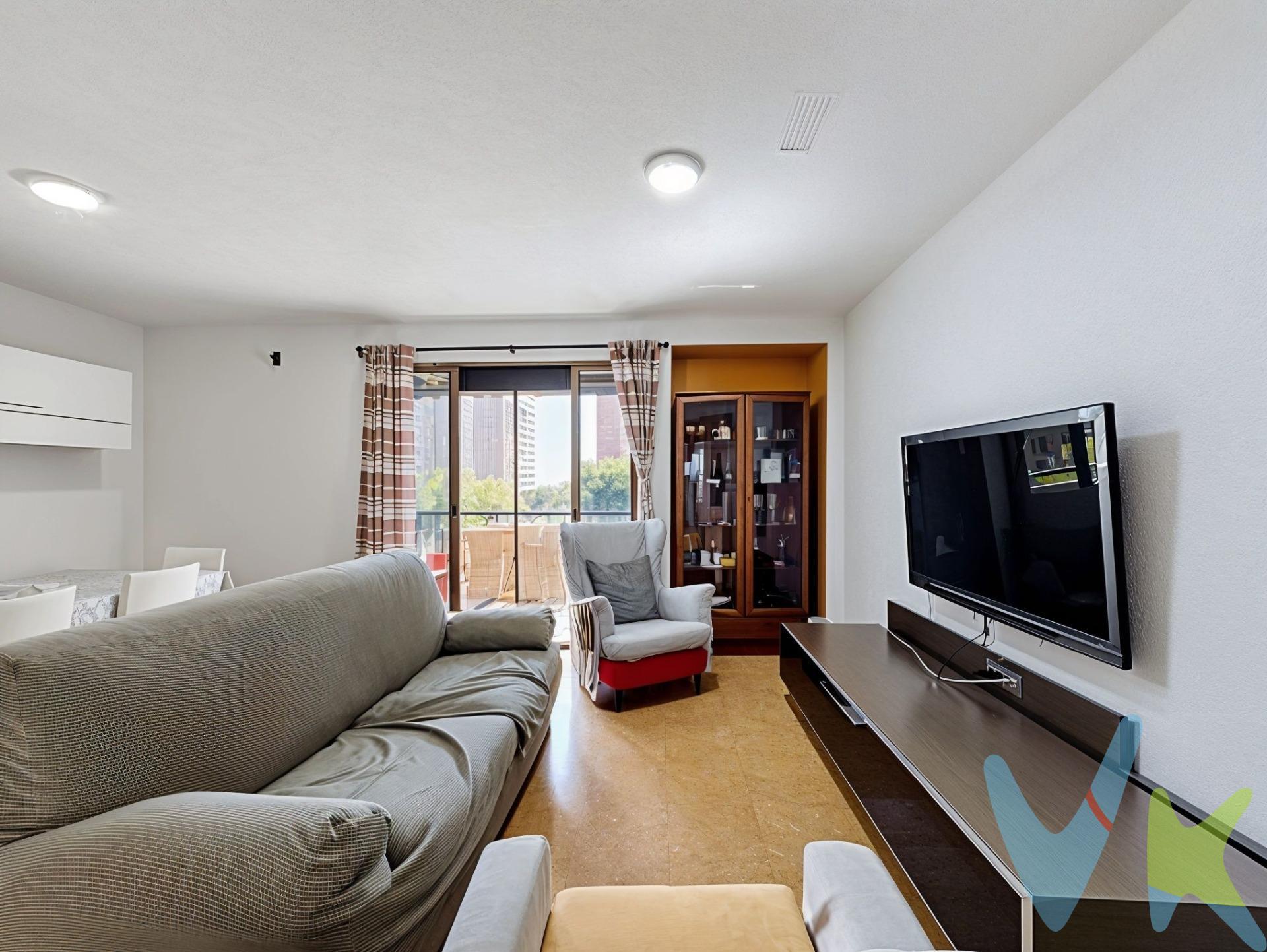 Piso de 127 m2 situado en un 4o piso (sin ascensor) en calle Paco Piera, en la zona de Ruzafa / Fuente de San Luis, con un balcón desde el que se disfrutan unas vistas privilegiadas al Roig Arena. Una vivienda con mucho carácter y, sobre todo, con un enorme potencial de revalorización. Cuenta con vestíbulo, cocina, comedor-estar, solana, 4 amplias habitaciones, baño reformado, aseo y galería, con posibilidad de habilitar un segundo baño completo. Las carpinterías exteriores e interiores ya están renovadas, lo que garantiza buen aislamiento y confort desde el primer día. El suelo es de origen, aportando ese carácter auténtico tan buscado en pisos con historia. La cocina necesita una pequeña puesta a punto, y el amplio salón ofrece la posibilidad de dividirse en dos habitaciones adicionales, convirtiendo la vivienda en un piso de hasta 6 habitaciones. Por eso es una opción especialmente interesante para inversores que busquen maximizar la rentabilidad mediante alquiler por habitaciones. ¿Te interesa? Contáctanos y te lo enseñamos personalmente. . VENTA:. PVP 259.900€. Gastos e impuestos no incluidos en el precio. La compra conlleva impuestos y gastos de formalización para el comprador. A título orientativo se informa que en segundas transmisiones el ITP con carácter general en Valencia es del 9%, pudiendo existir otros tipos impositivos atendiendo a las circunstancias personales del comprador u otras circunstancias previstas legalmente. Base imponible del impuesto el mayor valor entre el precio de compraventa, la tasación o el valor de referencia catastral. En cuanto a los gastos de notaría y registro, en su caso, suelen oscilar aprox. entre 1,5% y 2,5% (aranceles variables según precio, n.º de copias y complejidad). El comprador elige notario. Si el comprador precisase de hipoteca: tasación, condiciones y costes bancarios serán según entidad elegida por el comprador, así como los gastos de gestoría, y cualesquiera otros gastos inherentes a la formalización de la compraventa que legalmente correspondan a la parte compradora, salvo pacto expreso en contrario con el vendedor. El consumidor tiene, conforme a la normativa vigente, a su disposición información y documentación adicional relativa al inmueble y condiciones de la compraventa, que podrá ser consultada en C/Joaquín Costa 4, bajo 46005 Valencia o urbe2@remax.es. Honorarios de mediación inmobiliaria a cargo del COMPRADOR: (3% del precio final de venta más IVA (21%), salvo otro pacto.); y de VENDEDOR (según acuerdo con el mismo). Se informa al consumidor que la agencia actúa como intermediaria inmobiliaria en la operación, estando cualquier eventual compraventa y sus condiciones sujeta a la aceptación expresa del propietario-vendedor y a la posterior formalización del correspondiente contrato.