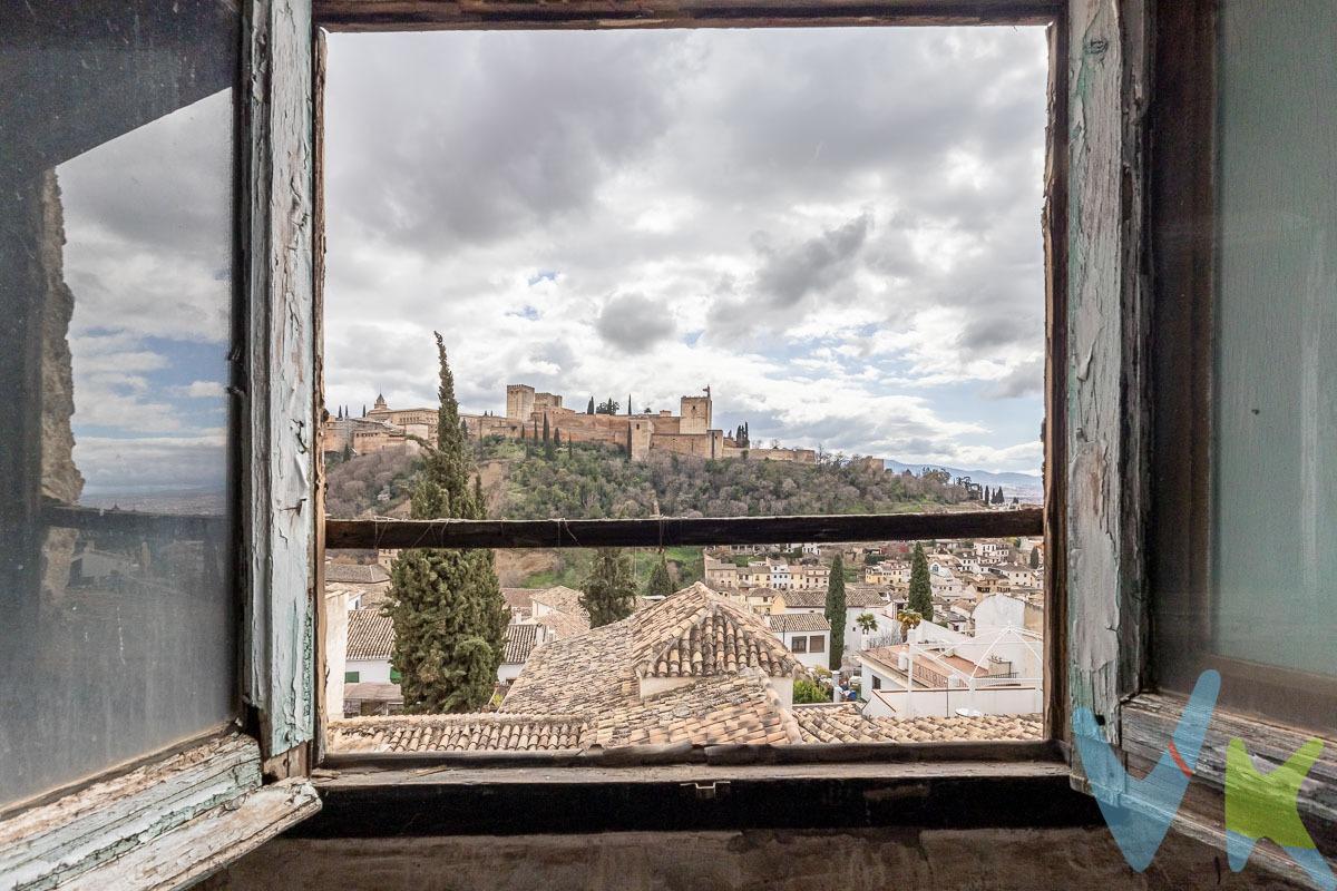 El Mirador de San Nicolás no está en venta, pero unas vistas similares desde esta casa.. ¡sí!  Una Joya Histórica en el Corazón del Albaicín. Esta casa morisca catalogada del Siglo XVI, ubicada junto al Aljibe de Trillo y el Mirador de San Nicolás, es una oportunidad única para inversores visionarios. Se encuentra en un enclave privilegiado y está lista para ser rehabilitada en un exclusivo hotel ciudad con local comercial asociado como actividad complementaria. Beneficios Clave para el Inversor:. ✅ Proyecto aprobado y licencias concedidas: Se han obtenido todos los permisos necesarios para la rehabilitación y operación del hotel. ✅ Versatilidad del proyecto: Se puede reorientar a Apartamentos Turísticos o incluso a uso residencial. ✅ Ubicación privilegiada: Zona de alto valor turístico, ideal para un hotel boutique dirigido a un público selecto. ✅ Vistas panorámicas: Varias habitaciones ofrecen espectaculares vistas a la Alhambra, además de una amplia terraza en la azotea. ✅ Negocio en marcha: Proyecto de hotel ciudad con 8 habitaciones y un local comercial en la planta baja con acceso desde la calle Aljibe de Trillo. Una Inversión Segura y Exclusiva. Si buscas una propiedad con historia, encanto y un alto potencial de rentabilidad, esta es tu oportunidad. Un enclave icónico en el Albaicín que garantiza una inversión con gran proyección de futuro. ¡Contacta para más información y descubre el potencial de esta joya arquitectónica!. Ref. N320. * El PVP indicado no incluye impuestos, gastos de Escritura ni honorarios de agencia. * Las superficies expresadas en esta página tienen carácter descriptivo y son aproximadas. * Los precios pueden ser susceptibles de modificación sin previo aviso. 