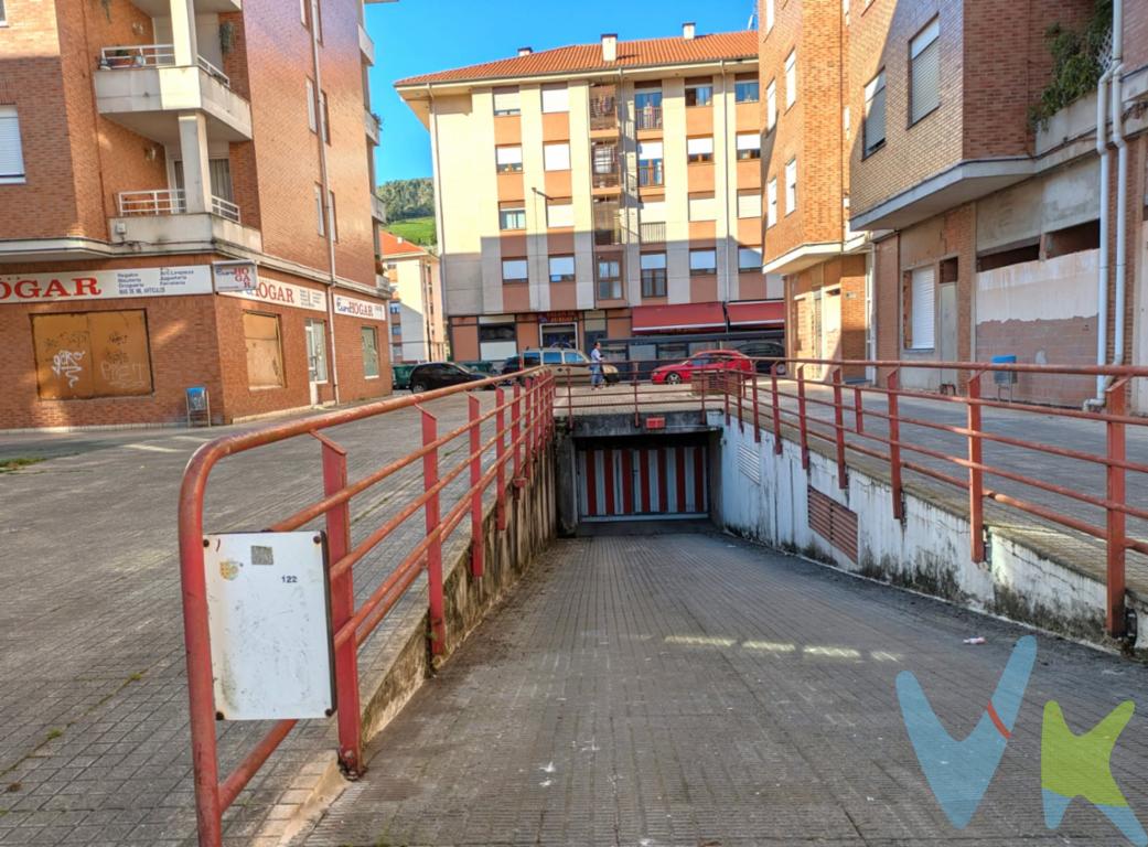 ¡Se vende garaje cerrado en el centro de Los Corrales de Buelna!Ubicado en la calle Aragón, en una zona céntrica y de fácil acceso, ofrecemos un garaje cerrado en planta sótano. Ideal para proteger tu coche o como espacio de almacenamiento seguro. Precio competitivo. ¡No pierdas esta oportunidad de tener tu propio garaje en el corazón de Los Corrales de Buelna!