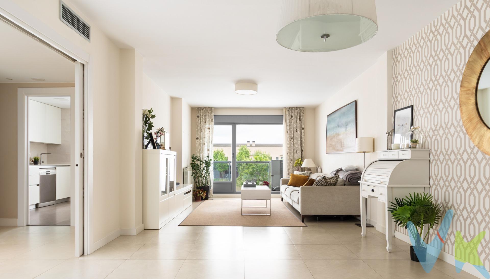 Piso en Utebo de 3 dormitorios, 2 baños, piscina, garaje y trastero. En la calle Puerto Rico nos encontramos esta preciosa vivienda DE 113 m2 ÚTILES, que a pesar de ser seminueva del año 2008 ha sido completamente REFORMADA. Está distribuida en un gran salón de 34 m2, con acceso a un balcón exterior. Cocina equipada con electrodomésticos y con espacio suficiente para ubicar una mesa con varias sillas. Baño con bañera y doble lavabo. Cuarto de lavandería donde se ubica la lavadora y secadora. 3 dormitorios dobles de 11 m2, 12 m2 y el más grande de 15 m2  tipo suite con un gran armario empotrado y baño en suite con plato de ducha y ventana. La vivienda al ser exterior completamente y debido a su orientación es muy luminosa. Los suelos son porcelánicos, las ventanas son de aluminio con climalit oscilobatientes y con rotura de puente térmico, y las puertas están lacadas en blanco. La CALEFACCIÓN es individual a gas y dispone de AIRE ACONDICIONADO por conductos en toda la vivienda con bomba de frío y calor. Desde el ASCENSOR de la finca accedemos a la plaza de GARAJE  y TRASTERO. La urbanización cuenta con PISCINA comunitaria. Gastos de comunidad 100€/mes. Zona muy tranquila junto al colegio e instituto. A escasos metros del supermercado Mercadona. Con salida cercana a la autovía por la que en escasos minutos puedes estar en la mayoría de polígonos de Zaragoza e incluso en el centro de la ciudad. Llámanos y lo vemos!