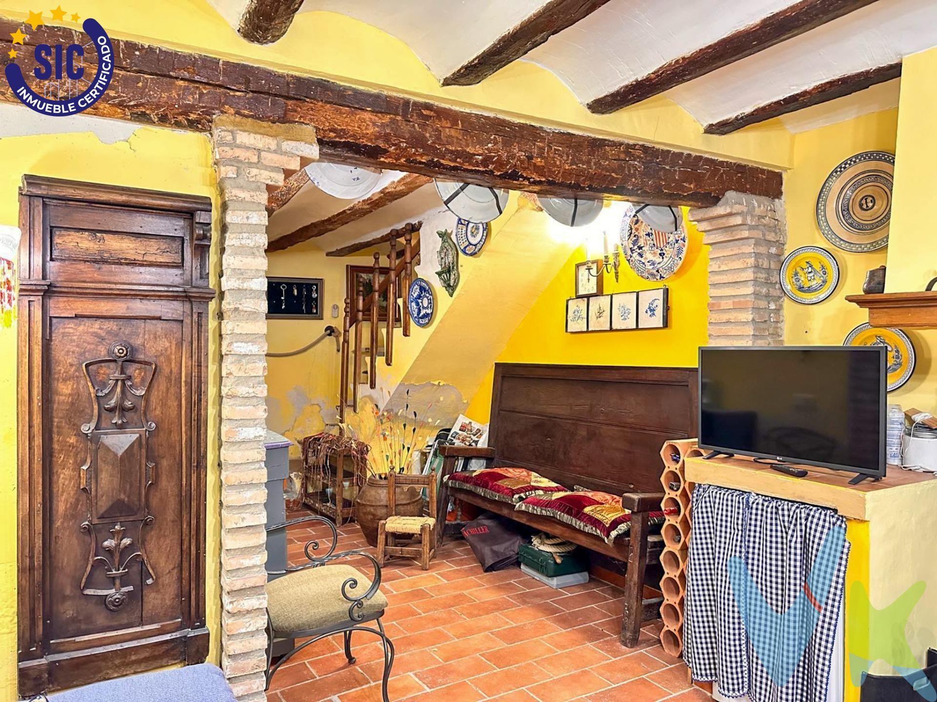 Encanto rústico con alma: acogedora casa reformada lista para entrar a vivir. . ¿Buscas un hogar con carácter, historia y ese toque especial que enamora? Esta encantadora casa de estilo rústico te transporta a otra época, sin renunciar a las comodidades de hoy. Ubicada en un entorno tranquilo, cuenta con techos de vigas vistas, suelos de barro cocido y una cuidada decoración tradicional que crea una atmósfera cálida y acogedora. El salón-comedor se integra con una cocina funcional de estilo campestre, ideal para disfrutar de veladas inolvidables junto al fuego. Los detalles únicos como los muebles antiguos restaurados, la iluminación artesanal y los elementos decorativos en forja y cerámica aportan un toque personal y auténtico. Perfecta como residencia habitual, segunda vivienda o incluso como alojamiento turístico rural. Características destacadas:. 	•	Reformada y lista para entrar a vivir. 	•	Estilo rústico con materiales nobles y detalles únicos. 	•	Cocina equipada. 	•	Chimenea tradicional. 	•	Excelente estado de conservación. En el pueblo Torremocha de Jiloca serás testigo de  la conjunción perfecta entre la aventura , la naturaleza  y la historia. Torremocha de Jiloca es una verdadera joya escondida con un entorno natural, donde la paz y la baja densidad de población es el mejor antídoto contra el estrés urbano. Solo 2 kilómetros está el vecino pueblo de Santa Eulalia, como paseo matinal puedes descubrir las bondades de este pueblo vecinal (banco, farmacia, ambulatorio, restaurantes, etc). También está muy cerca de Albarracín (uno de los pueblos más bonitos de España), Bronchales (bosques), Teruel (arquitectura mudéjar), las Lagunas de Gallocanta (aves migratorias) y Dinópolis (plan familiar estrella). Anímate y crea tus propias rutas compartidas: “Ruta del Silencio y del Viento: De Torremocha a Gallocanta pasando por Albarracín.”. Infraestructura única para un pueblo pequeño:. 	•	Piscina municipal, ideal para el verano. 	•	Circuito de karts, perfecto para atraer turismo familiar y deportivo. 	•	Aeródromo, un atractivo poco común que puede interesar a pilotos amateurs y turismo de altura. 	•	Ermita de la Virgen de los Molinos, punto de unión cultural y espiritual con Santa Eulalia, con gran valor patrimonial. Torremocha de Jiloca no es solo bonito y tranquilo: tiene actividad, aventura, historia, aire puro y está en una ubicación conectada pero sin estrés. Eso no lo ofrece cualquiera. Ideal para amantes de lo auténtico, de lo natural y de las casas con alma. ¡Ven a descubrirla y déjate conquistar!. La descripción del presente inmueble e imágenes tienen mero carácter informativo y en ningún caso carácter contractual, pudiendo ser modificados por la inmobiliaria comercializadora sin que ello implique responsabilidad alguna frente a terceros. En el precio de venta a público, esta propiedad NO incluye los gastos de adquisición (Notario, registro, gestión, honorarios, etc…).