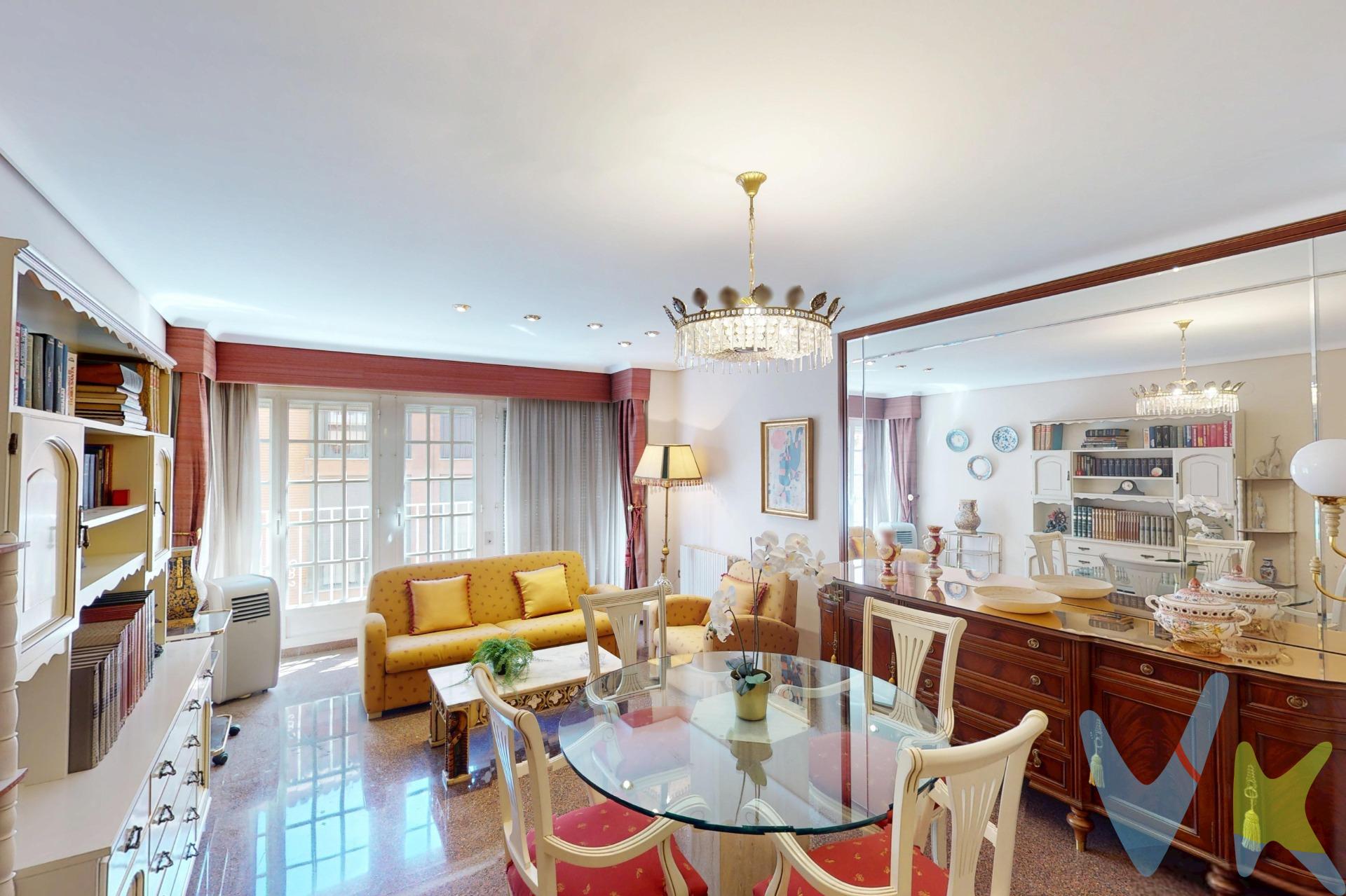 Te presentamos una luminosa vivienda ubicada en el corazón de la ciudad, a tan solo 100 metros de la emblemática Puerta del Sol. Este elegante piso cuenta con un total de 121 metros cuadrados construidos, distribuidos eficientemente: un acogedor hall que da acceso a un amplio salón-comedor adornado por ventanales que ofrecen abundante luz natural. La cocina es funcional e incluye galería hacia el patio interior. Dispone también de tres habitaciones dobles completamente equipadas con armarios empotrados y otra habitación simple ideal como despacho o cuarto infantil. Un baño completo que da servicio a dos habitaciones y otro baño completo para otra habitación complementan esta oferta excepcional. Esta propiedad se ofrece amueblada e incluye electrodomésticos listos para usar desde el primer día, lo cual representa una excelente oportunidad si buscas mudarte sin complicaciones adicionales; además disfrutarás del espacio extra proporcionado por un práctico trastero así como la conveniencia añadida de tener plaza privada en garaje dentro del edificio. Por todo esto , congratúlate contigo mismo/a porque esta puede ser tu nueva casa! . ¡No pierdas tiempo!, simplemente trae tus maletas. Este inmueble es en exclusiva, con lo que le facilitamos cualquier información sobre la vivienda. Por este motivo, solicitamos no molesten al propietario, ocupantes de la propiedad o vecinos de la comunidad. En todos los casos los precios expuestos son más impuestos y gastos derivados de la transmisión del inmueble.