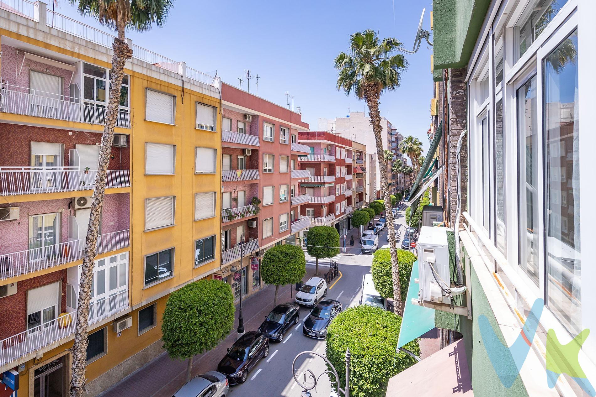 Crea el hogar que siempre has soñado en este bonito piso en tercera planta con ascensor , ideal para quienes buscan comodidad y luminosidad. La vivienda consta de tres amplios dormitorios , un baño completo, salón amplio y luminoso y cocina equipada y amplia dado que se amplio con un dormitorio existente.. Ubicado en una zona céntrica, tendrás todos los servicios y comercios a tu alcance. Es un lugar perfecto para vivir con tu familia o como inversión. Ubicación excelente en el centro de Molina de Segura. ¡No pierdas la oportunidad de conocer tu futuro hogar! Contáctanos para más detalles o para concertar una visita. Para terminar te queremos comentar algo: ¡Descubre una aventura inmobiliaria que combina calidad, pasión y profesionalidad! La confianza que los propietarios han depositado en nosotros es un testimonio de nuestro compromiso en brindarte un servicio excepcional. Aquí viene el detalle especial: al contactarnos directamente, evitarás molestarlos, nosotros seremos tus intermediarios y te proporcionaremos toda la asistencia necesaria. Estamos aquí para facilitarte la documentación e información que requieras, y te prometemos un trato cálido y sin complicaciones. Te informaremos detalladamente de todos los aspectos, incluyendo gastos de la compra y honorarios de agencia que no están incluidos en el precio, para garantizar tu comodidad y tranquilidad durante todo el proceso. Esa es nuestra esencia, proporcionarte #Calma: “Estado ideal de tranquilidad que tendrás al comprar tu casa con nosotros”. Queremos que sepas que tanto la descripción del inmueble como las imágenes que ves son valiosas referencias informativas, en ningún caso tienen carácter contractual. Asimismo, el precio ha sido designado por la propiedad por lo que podría sufrir variaciones y no sería vinculante hasta que se formalice en contrato de compraventa. * ¡Oye, agente inmobiliario! Si estás leyendo este texto y te gusta, te desafiamos a ser creativo y sorprendernos con una adaptación original. ¡Nada de copiar y pegar, queremos ver tu ingenio en acción! Así que prepárate para darle un toque único y cautivador a estas palabras. Estamos ansiosos por ver cómo le das vida a este mensaje con tu propia magia inmobiliaria. ¡Adelante, demuéstranos de qué eres capaz!