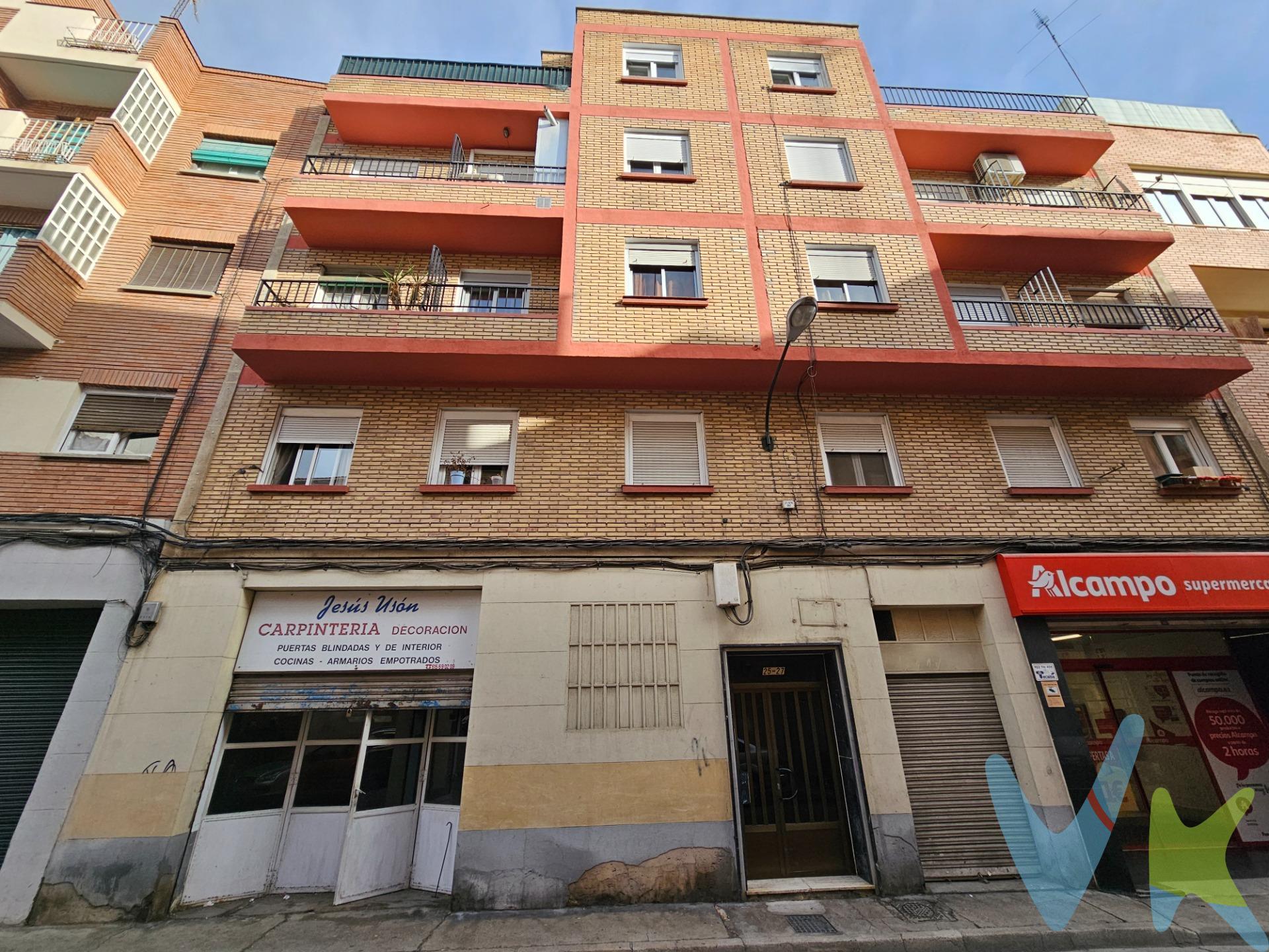 CALLE GIL MORLANES (SAN JOSE).- Local de 132m2 construidos y 106m2 útiles según título, con dos accesos por la misma calle Gil Morlanes. Posibilidad de cambio de uso para vivienda tipo loft. Altura de 3,80m y fachada de 6,80m y 1,60m. Posibilidad de solicitar badem. El precio indicado no incluye impuestos, gastos de notaría, registro y honorarios de intermediación.