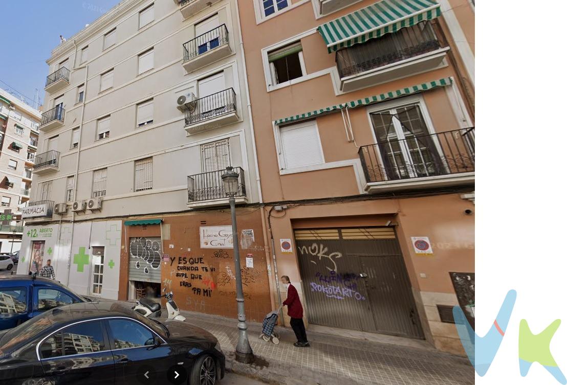 ¡Tu Próximo Gran Movimiento de Negocio Te Espera! - NUDA PROPIEDAD. Emprendedor, comerciante, visionario: Esta es la oportunidad que estabas buscando para asegurar tu futuro financiero. Ponemos a la venta la NUDA PROPIEDAD de un amplio local comercial de 154 m², a solo 100 metros del río Turia y estratégicamente ubicado cerca de la Avenida Pérez Galdós. Este no es solo un local; es una inversión inteligente en una de las zonas más vibrantes y con mayor potencial de Valencia. ¿Por qué este local es tu mejor opción?. •	Localización estratégica: Situado en el corazón de L'Olivereta, un barrio consolidado con un flujo constante de clientes potenciales, tanto residentes como turistas. •	Adaptabilidad Ilimitada: Con 123 m² útiles a tu disposición, este espacio es el lienzo perfecto para tu visión. Imagina tu coworking, restaurante, tienda de moda, galería de arte o cualquier otro negocio prosperando aquí. •	Inversión con Visión: La nuda propiedad te ofrece una oportunidad de inversión única, permitiéndote adquirir un activo de alto valor a un precio excepcional. No dejes pasar esta ocasión de oro para establecer tu negocio en una ubicación inmejorable. El mercado no espera, y las mejores oportunidades desaparecen rápido. ¡Actúa ahora! Llama ya y asegura tu visita para descubrir todo el potencial de este local. ---. La descripción del presente inmueble e imágenes tienen mero carácter informativo y en ningún caso carácter contractual, pudiendo ser modificados por la inmobiliaria comercializadora sin que ello implique responsabilidad alguna frente a terceros. . En el precio de venta al público, esta propiedad NO incluye los gastos de adquisición (Notario, registro, gestión, honorarios, etc…). 