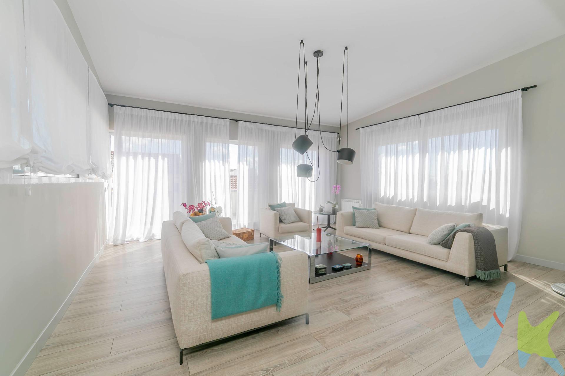Descubre una joya en el corazón de Madrid: un impresionante ático dúplex de 360 m2 que redefine el lujo y la exclusividad. 🏡 Distribución excepcional:. •	3 amplios dormitorios dobles, incluyendo una majestuosa suite principal con vestidor, baño privado con ducha y bañera, y un acogedor espacio de oficina. •	2 baños completos con diseño moderno y acabados de alta calidad. •	Cocina totalmente amueblada y equipada, con elegantes puertas correderas de cristal templado que la integran con el espectacular salón de más de 70 m2. •	Salón con dos ambientes diferenciados: zona de comedor y acogedora zona de estar, bañada en luz natural gracias a sus ventanales panorámicos. •	Terraza perimetral con acceso directo desde el salón, ideal para disfrutar del aire libre y de las vistas despejadas. •	Aire Acondicionado en todas las estancias. Calefacción central. Ascensor. Conserje. 🏙️ La joya de la vivienda: su terraza superior. En la planta alta, un oasis privado te espera: una terraza de ensueño con vistas 360º a Madrid. Disfruta de:. •	Un espectacular porche donde relajarte o recibir invitados. •	Una cocina exterior completamente equipada para tus celebraciones. •	Un cuarto de baño para mayor comodidad. •	El lugar perfecto para organizar inolvidables fiestas veraniegas, noches de descanso bajo las estrellas y barbacoas con la ciudad a tus pies. 🏢 Estudio independiente, perfecto para tu hijo adolescente o alquilar, familiares/huéspedes o empleados del hogar. Además, la vivienda cuenta con un estudio independiente con:. •	Cocina americana totalmente equipada. •	Baño completo con acabados de alta calidad. •	Salón-dormitorio funcional y acogedor. •	Terraza privada de 40m² con espectaculares vistas de todo Madrid, ideal para relajarse y desconectar. 🏘️ Ubicado en una de las mejores zonas de Chamberí, con una conexión inmejorable y rodeado de todos los servicios, comercios y zonas verdes. 🚀 Si buscas una propiedad exclusiva, espaciosa y con las mejores vistas de Madrid, ésta es tu oportunidad!. ✨ Llama ahora y ven a visitar el cielo de Madrid. ✨ . El comprador tendrá un coste adicional correspondiente al servicio de gestión, asesoramiento y acompañamiento en todo el proceso de compra. Dicho importe, el mobiliario, la decoración y los impuestos no están incluidos en el precio publicado. 