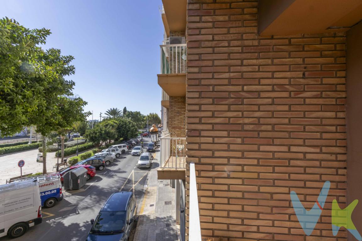 Te presentamos esta amplia vivienda de aproximadamente 118 m² construidos, situada en la primera planta de una finca con ascensor, edificada en 1971, en una de las zonas más cómodas y bien comunicadas de Alboraya.La vivienda destaca por su excelente orientación este, que aporta luz natural durante gran parte del día. Actualmente cuenta con tres dormitorios, con posibilidad de habilitar un cuarto dormitorio, adaptándose fácilmente a las necesidades familiares.Dispone de una terraza con salida desde una de las habitaciones, otra terraza junto a la cocina ideal como zona de lavado o para disfrutar de comidas al aire libre y un balcón con vistas a la calle desde el salón-comedor, que aporta amplitud y luminosidad.Aunque necesita algunas actualizaciones, se trata de una finca sólida y bien construida, con una distribución cómoda y grandes posibilidades de reforma.📍 Ubicación: Alboraya es una localidad muy próxima a Valencia, perfectamente conectada mediante metro, autobuses y vías principales. Conserva su esencia tradicional junto al encanto de la huerta valenciana, ofreciendo todos los servicios necesarios colegios, supermercados, comercios y zonas verdes a pocos minutos del centro de la ciudad y de las playas de la Malvarrosa y la Patacona.Una oportunidad ideal para quienes buscan espacio, luz y una ubicación privilegiada cerca de Valencia. 