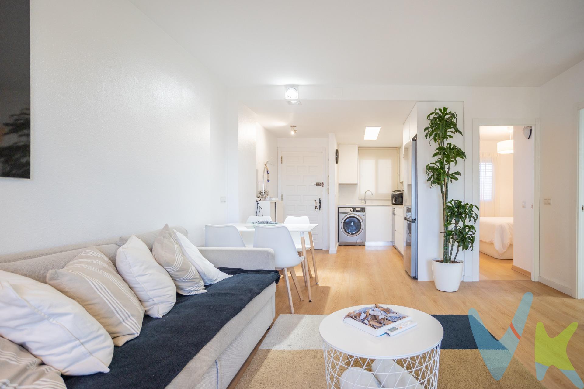 . 🌅TU REFUGIO FRENTE AL MAR – APARTAMENTO EN LA POBLA DE FARNALS, A UN PASO DE VALENCIA. Imagina despertar cada día con la brisa del Mediterráneo y la TRANQUILIDAD DE VIVIR CERCA DEL MAR, sin renunciar a la comodidad de estar A SOLO UNOS MINUTOS DE VALENCIA. Este apartamento en La Pobla de Farnals lo tiene todo: UBICACIÓN, LUZ, VIDA y BIENESTAR. Ubicado en una zona privilegiada, A ESCASOS METROS DE LA PLAYA y MUY BIEN COMUNICADO CON LA CIUDAD, es perfecto tanto como residencia habitual como para quienes sueñan con una segunda vivienda junto al mar. La vivienda destaca por su LUMINOSIDAD NATURAL, su ambiente acogedor y una distribución pensada para disfrutar. Cuenta con dos dormitorios exteriores, un baño completo, cocina americana integrada en un salon - comedor amplio y luminoso, y una BALCÓN SOLEADO, ideal para tardes al sol o desconectar disfrutando del excelente clima mediterráneo. Forma parte de una urbanización privada con todo lo que necesitas para vivir a lo grande:. 🏊‍♂️ Piscina comunitaria. 🎾 Varias pistas de pádel, tenis y fútbol. 🌳 Zonas ajardinadas y club social. . Aquí encontrarás la paz de una ZONA COSTERA TRANQUILA, perfecta para desconectar, pero con la cercanía a la ciudad y TODOS LOS SERVICIOS A TU ALCANCE. Muy próxima a zonas como La Patacona, Port Saplaya y la Playa de la Malvarrosa. Si estás buscando un hogar donde el mar, el sol y la calidad de vida se unan.. ¡lo has encontrado!. Vive el Mediterráneo durante todo el año. Contacta con nosotros y ven a conocer este rincón de luz, calma y bienestar. Tu nuevo hogar te espera. 🌞🌴. La descripción y los datos del presente inmueble tienen carácter meramente informativo y en ningún caso contractual. En el precio de la vivienda no están incluidos los honorarios de agencia, gastos de compraventa y/o financiación. Por mandato expreso del propietario, comercializamos este inmueble en exclusiva compartida, lo que garantiza un servicio de calidad, un trato fácil y personalizado, una gran difusión en nuestras redes compartidas y sin interferencias de terceros. Por este motivo se ruega no molestar al propietario, a los ocupantes de la propiedad, a los vecinos o conserjes del edificio si los hubiera. Si eres una agencia, llámanos colaboraremos contigo. . Muchas gracias. 