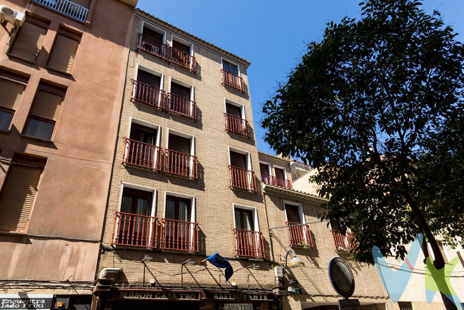 Descubre esta luminosa vivienda de 81 m² útiles situada en una de las calles más emblemáticas del centro de Zaragoza, calle Espoz y Mina, a un paso de la Plaza del Pilar, el Tubo y la calle Alfonso. El piso cuenta con un amplio salón de más de 20 m² con salida a balcón exterior, tres dormitorios (uno de ellos tipo suite con baño incorporado), un segundo baño completo, y una cocina independiente con salida a galería cerrada. Incluye plaza de garaje en la misma finca, un auténtico privilegio en esta zona. Características destacadas:. 81 m² útiles. Calefacción individual a gas. Muy luminoso. Distintas posibilidades de reforma. Vive el encanto del Casco Histórico con todas las comodidades modernas y la tranquilidad de tener garaje en el propio edificio. Una vivienda con carácter en una ubicación con alma. Llámenos para ampliar información y solicitar visita.