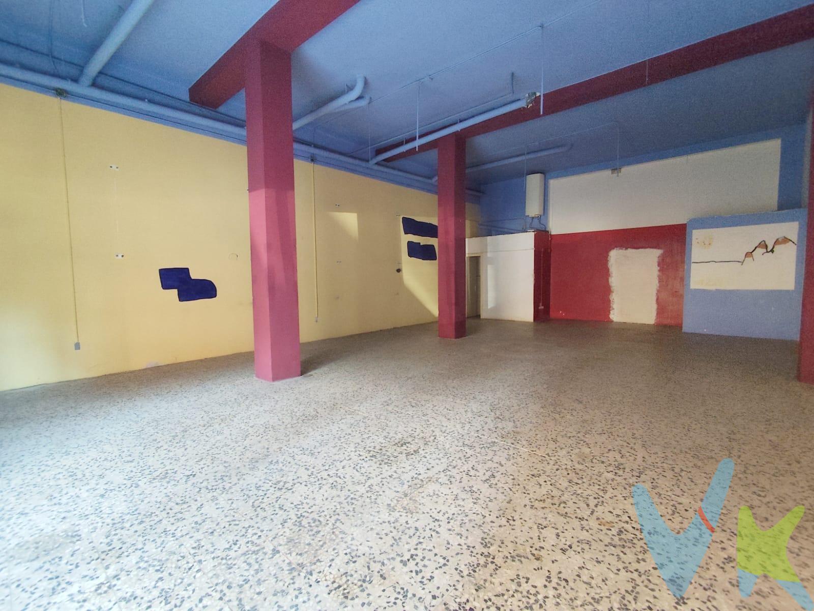 LOCAL EN VENTA EN LAS FUENTES  - C/ FRAY LUIS URBANO.  .  Local de 97 m² útiles,  en zona comercial del barrio de Las Fuentes, con todos los servicios.  .  Se distribuye en una planta diáfana y un aseo.  .  Es un local que por sus características tiene muchísimas posibilidades en cuanto a poner diferentes tipos de negocio.  También tiene realizado estudio y proyecto aprobado para cambio de local comercial a vivienda (Ver plano).  .  ¡¡¡ NO DUDES EN VENIR A VISITARLO!!!. . ESTUDIO DE FINANCIACIÓN COMPLETAMENTE GRATUITO Y SIN COMPROMISO. BUSCAMOS SOLUCIONES🏡,. ENCONTRAMOS HOGARES💙. 