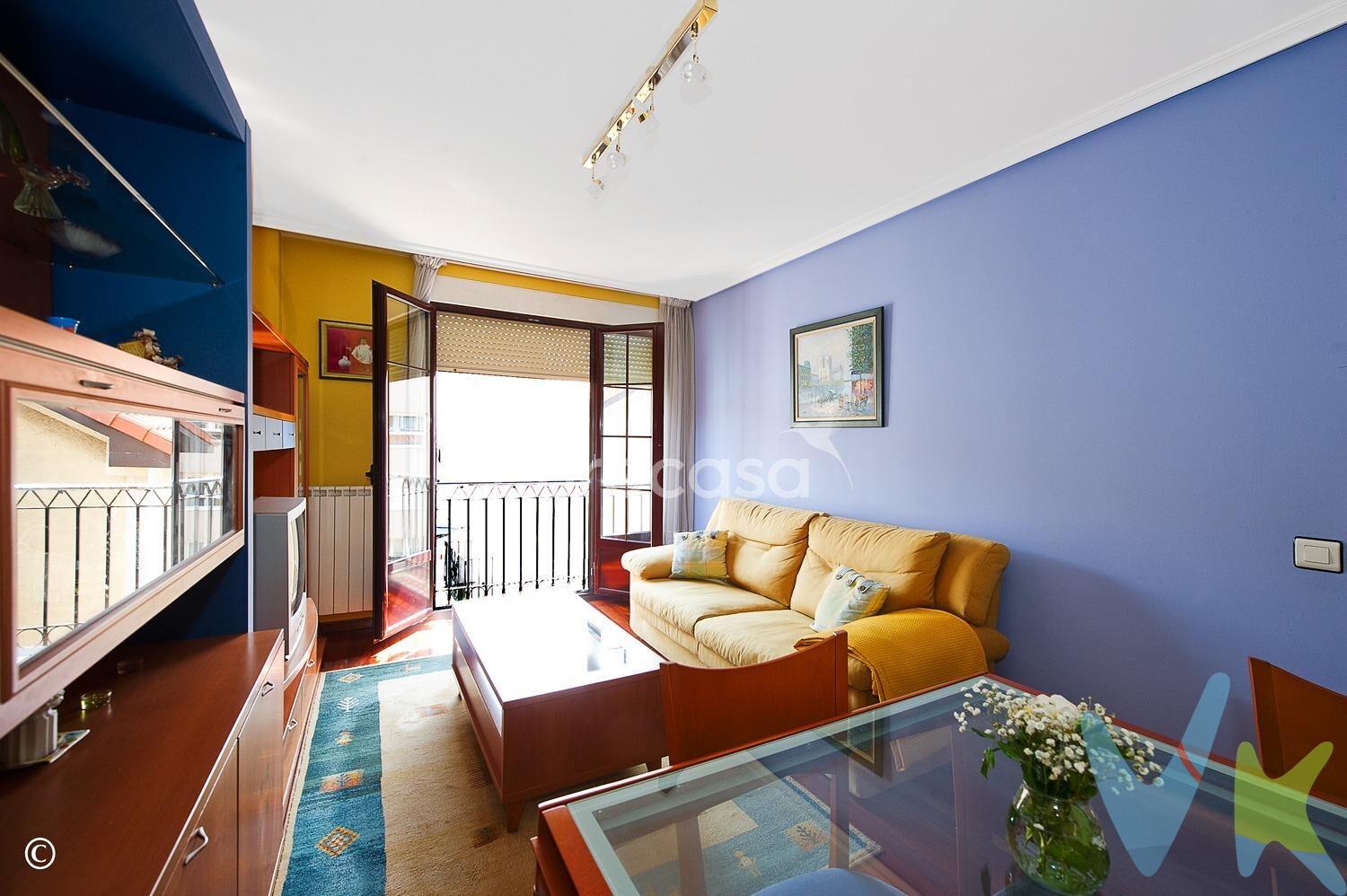 CÉNTRICO, LUMINOSO Y ACOGEDOR. Te presentamos este encantador piso de dos habitaciones, ubicado en la céntrica calle Magallanes, una de las zonas más buscadas por su ambiente, servicios y cercanía a todo. Si estás buscando un hogar cómodo, funcional y listo para entrar a vivir, ésta es tu oportunidad. Situado en la última planta de un edificio con ascensor sin barreras arquitectónicas, este piso ofrece tranquilidad, luminosidad y comodidad en cada rincón. La altura y orientación del inmueble permiten disfrutar de luz natural durante todo el día, algo que se nota especialmente en el salón, donde un amplio ventanal da a una calle peatonal, lo que garantiza más serenidad, incluso estando en pleno centro. La vivienda cuenta con una distribución muy bien pensada, que aprovecha al máximo el espacio creando un ambiente cálido y funcional. Tiene dos habitaciones luminosas perfectas para descansar; un salón confortable y con mucha luz; una cocina totalmente equipada y lista para el día a día; y un baño amplio y muy completo, con espacio más que suficiente para el almacenaje y el confort diario. El piso está en muy buen estado y muy cuidado, con ventanas de PVC, calefacción individual de gas natural y todos los detalles necesarios para que puedas entrar a vivir sin preocuparte de nada. Se vende totalmente amueblado y equipado, ideal para entrar a vivir, dándole el toque personal a tu gusto. La ubicación es, sin duda, uno de sus grandes atractivos. Estás en el corazón de Santander, rodeado de tiendas, supermercados, restaurantes, colegios, zonas verdes y transporte público, todo a pocos pasos. La vida aquí es cómoda y práctica: todo lo que necesitas está literalmente al lado de casa. Una vivienda perfecta para quienes buscan combinar ubicación, confort y funcionalidad, sin renunciar al encanto de un hogar cálido y bien aprovechado. Ven a verlo. Te va a gustar. . * Te dejamos unas ideas que te ayudarán a ver los espacios de otra forma *. 