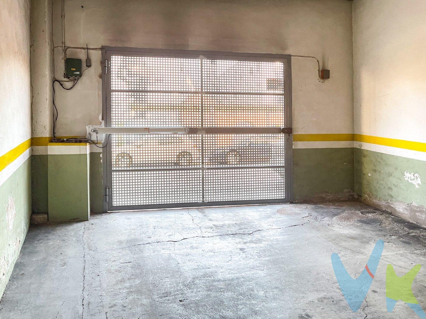 ¡No pierdas la oportunidad de adquirir una plaza de parking en venta! Esta plaza se encuentra ubicada en la calle Fuente las Pilas nº4, justo enfrente del encantador parque del antiguo matadero de Requena. La plaza cuenta con una amplia puerta de hierro automática con mando a distancia, y se encuentra en un parking de una sola planta totalmente privado, al que solo pueden acceder los propietarios de las plazas. Puedes acceder tanto desde la puerta principal a pie de calle como a través del ascensor por la calle Rafael Bernabéu. La entrada tiene una rampa de acceso muy suave y ofrece una buena maniobrabilidad gracias a su amplitud. Además, el mantenimiento anual es mínimo. La plaza tiene un tamaño mediano y está claramente marcada en el suelo, y el parking cuenta con una excelente iluminación para garantizar la seguridad. Mantén tu vehículo resguardado y protégelo de los delincuentes y las inclemencias del tiempo, o bien aprovecha esta oportunidad como una excelente inversión para alquilarla. Recuerda que la descripción del inmueble e imágenes tienen un carácter meramente informativo y no tienen carácter contractual, pudiendo ser modificados por la inmobiliaria comercializadora sin implicar responsabilidad alguna frente a terceros. Además, el precio de venta al público de esta propiedad no incluye los gastos de adquisición, como los honorarios notariales, registrales, de gestión, entre otros. ¡No dudes en contactarnos para obtener más detalles!
