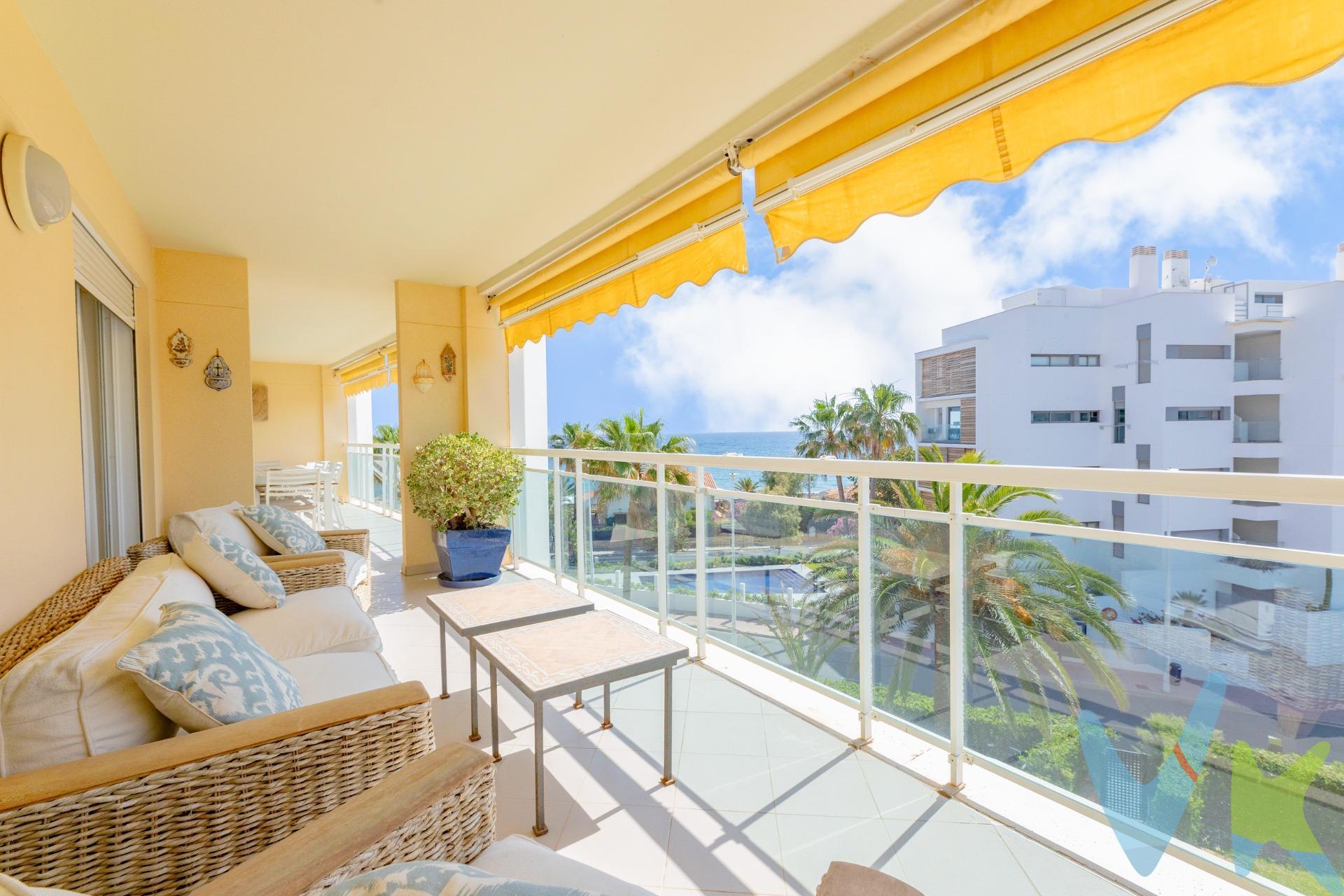 Mocadi Real Estate presenta una residencia excepcional frente al Mediterráneo. Espacio, vistas y EXCLUSIVIDAD en una de las mejores ubicaciones de Jávea. Hay propiedades que destacan por su ubicación, otras por sus dimensiones y algunas por sus vistas. Sin embargo, es muy poco habitual encontrar una vivienda que reúna todas ellas al mismo tiempo. Esta espectacular propiedad en la Avenida Ultramar, una de las direcciones más demandadas de Jávea, es una oportunidad única para quienes buscan una residencia exclusiva junto al mar. Situada a escasos 20 metros de la PLAYA DEL ARENAL, en una posición privilegiada casi en primera línea, esta vivienda ofrece una experiencia difícil de igualar: despertar cada mañana contemplando el Mediterráneo y disfrutar al mismo tiempo de las impresionantes montañas que rodean la bahía de Jávea. La propiedad nace de la unión de dos apartamentos, creando una vivienda de aproximadamente 144 m² interiores más una espectacular terraza de 40 m², concebida para disfrutar del estilo de vida mediterráneo en su máxima expresión. El interior destaca por sus AMPLIAS DIMENSIONES y una distribución pensada para el CONFORT. El gran salón-comedor, inundado de luz natural, se integra con una moderna cocina abierta, creando un espacio ELEGANTE, funcional y perfecto para compartir momentos con familiares y amigos. Además, dispone de dos accesos directos a la TERRAZA, reforzando la conexión entre interior y exterior. La zona de descanso cuenta con cuatro amplios dormitorios dobles, dos de ellos con acceso directo a la terraza y dos con baño en suite, garantizando PRIVACIDAD y comodidad para todos los miembros de la familia e invitados. La vivienda dispone además de 3 baños completos, 1 aseo de cortesía, Armarios empotrados, Aire acondicionado en el salón, Zona de almacenamiento independiente con salida a la galería. Amplios espacios de servicio y organización. Como valor añadido, la propiedad INCLUYE en el precio DOS PLAZAS DE GARAJE y DOS TRASTEROS unidos, ofreciendo una capacidad de almacenamiento excepcional, algo muy difícil de encontrar en viviendas de esta categoría junto al mar. Existe además la posibilidad de adquirir una tercera plaza de garaje con trastero, ideal para familias que necesiten espacio adicional o para propietarios con varios vehículos. Precio a consultar. La urbanización ofrece todo aquello que se espera de una RESIDENCIA EXCLUSIVA junto al mar. Sus cuidados jardines mediterráneos crean un entorno agradable y relajante durante todo el año. Los residentes disfrutan de amplias zonas verdes, piscina comunitaria ideal para adultos y niños, club social, pistas de paddel y portero en el edificio. La Playa del Arenal, situada a pocos pasos de la vivienda, es el CORAZON SOCIAL de la ciudad. Su amplia playa de arena fina, sus aguas cristalinas y su paseo marítimo repleto de restaurantes, terrazas, cafeterías y comercios crean un ambiente vibrante durante todo el año. Además, Jávea ofrece puertos deportivos, campos de golf cercanos, rutas de senderismo, calas de aguas turquesas, gastronomía de alto nivel y una importante comunidad internacional que ha convertido la localidad en uno de los destinos residenciales más valorados de Europa. La descripción y los datos del presente inmueble tienen carácter meramente informativo y en ningún caso contractual. . Por mandato expreso del propietario, comercializamos este inmueble en exclusiva compartida, lo que garantiza un servicio de calidad, un trato fácil y personalizado, una gran difusión en nuestras redes compartidas y sin interferencias de terceros. Por este motivo se ruega no molestar al propietario, a los ocupantes . 