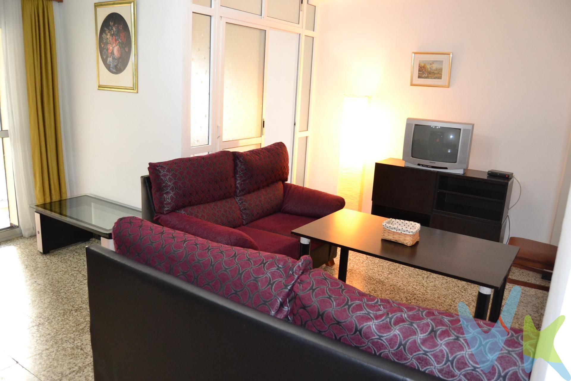 Se vende vivienda actualmente arrendada, no visitable, ideal para inversores que buscan adquirir un inmueble a un precio muy competitivo en una de las zonas más demandadas de Camas. Ubicada en la barriada Mallorca, zona consolidada, tranquila y bien comunicada, la vivienda cuenta con aproximadamente 70 m² distribuidos en 3 dormitorios, salón-comedor, cocina y baño. Se encuentra en una primera planta y el edificio está finalizando la instalación del ascensor, una mejora que aportará un importante valor añadido al inmueble. La vivienda se encuentra en buen estado de conservación y dispone de una distribución cómoda y funcional, lo que la convierte en una opción muy atractiva tanto como inversión como de cara a una futura vivienda habitual. Uno de sus principales atractivos es su precio de venta, especialmente ajustado en comparación con otras viviendas de características similares en la zona, ofreciendo una excelente oportunidad de inversión y revalorización. Características principales. ✅ 3 dormitorios. ✅ Aproximadamente 70 m². ✅ Primera planta. ✅ Ascensor en fase final de instalación. ✅ Buen estado de conservación. ✅ Vivienda actualmente arrendada. ✅ Barriada Mallorca, Camas. ✅ Zona consolidada y bien comunicada. ✅ Precio muy competitivo. Para más información sobre la situación arrendaticia actual del inmueble, contacte con nosotros. En cumplimiento de las obligaciones de información previstas Disp. final 3ª de la Ley 10/2025, de 28 de diciembre, de servicios de atención a la clientela y transparencia, así como en la normativa sectorial vigente, y RD 218/2005 de Inf. de la Junta de Andalucía, el precio indicado no incluye los gastos e impuestos inherentes a la adquisición, los cuales se desglosan estimados o con posibilidad de calcularlos a continuación; los gastos más ajustados serán dados en el D.I.A. en la visita a inmuebles, o antes. *Gastos de Notaría: La Minuta se calculará según al arancel notarial oficial: Anexo I, del Real Decreto 1426/1989, de 17 de noviembre. Enlace: notariared.com/calculadora-gastos-compra-vivienda/. *Gastos de Registro de la Propiedad: La inscripción se facturará según el arancel oficial: ANEXO I, del Real Decreto 1427/1989, de 17 de noviembre. Igual enlace anterior. *Gastos de Gestión (Gestoría): Los honorarios por la tramitación administrativa, liquidación de impuestos e inscripción registral ascienden de forma estimativa a [363 € aprox.] (IVA incluido), aunque depende de cada caso, y su dificultad. *Honorarios Agencia del Vendedor: incluidos en el PVP. *Honorarios Agencia del comprador: La agencia prestará los servicios de información, asesoramiento y acompañamiento previstos en el Encargo de Servicios y en el D.I.A. Si solicita servicios adicionales o personalizados, sus honorarios serán informados previamente, de forma individualizada y por escrito, conforme a la libertad de pactos y a la normativa vigente. *Si necesita Financiación, su banco le informará. *Impuesto sobre Transmisiones Patrimoniales (ITP): Se aplicará el tipo impositivo vigente en Andalucía (generalmente el 7%, sin perjuicio de tipos reducidos del 6%. 3,5%, etc, aplicables según las circunstancias personales del comprador o las características del inmueble). El impuesto se devenga sobre el superior entre: 1.- Valor de Referencia de Catastro; y 2.- Precio de venta. Puede calcular su situación personal en el portal oficial de la A.T. de Andalucía. enlace: juntadeandalucia.es/organismos/economiahaciendayfondoseuropeos/areas/tributos-juego/tributos/paginas/impuestos-cedidos-transmisiones.html. 