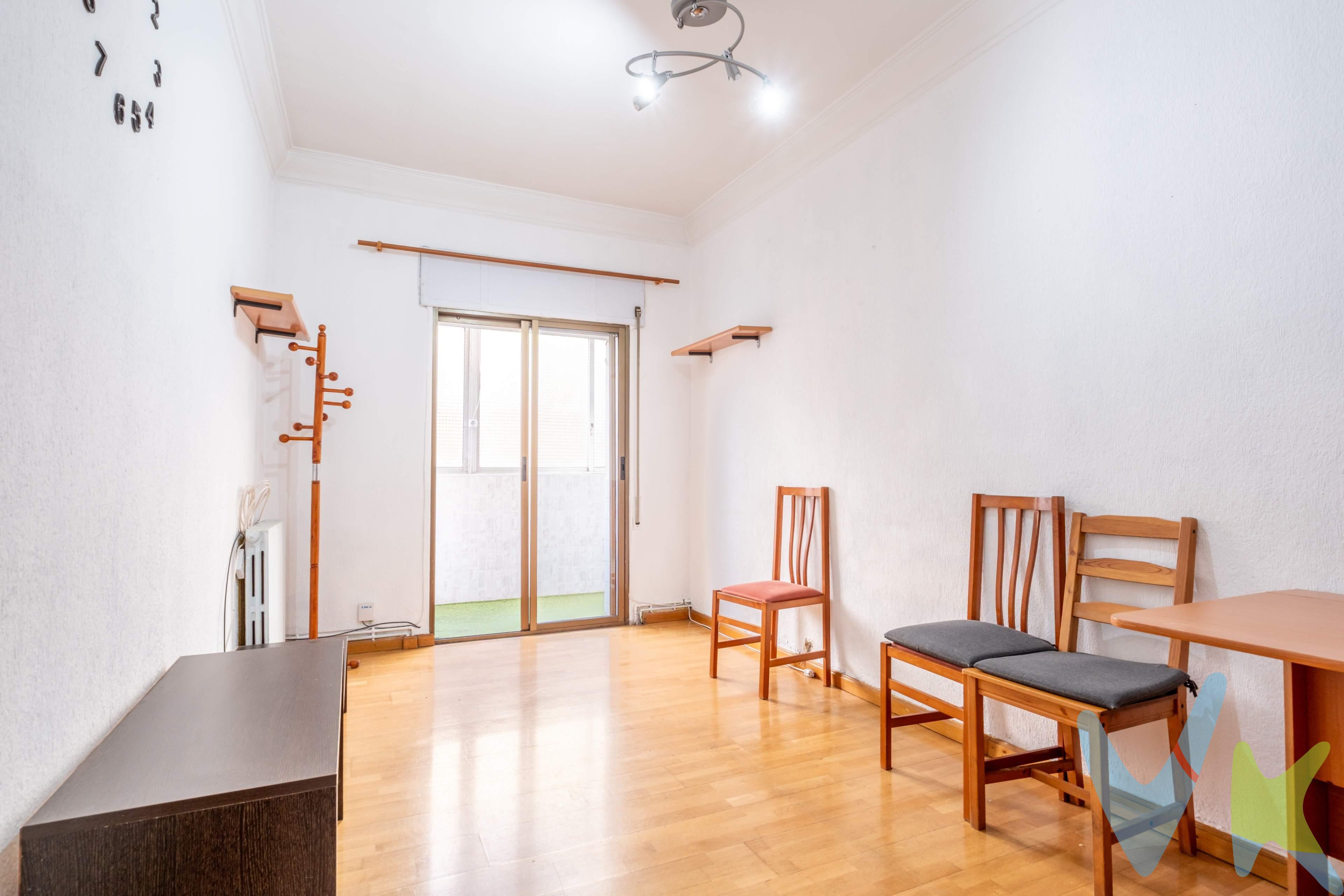 C/ Luis Antonio Oro Giral – 1ª planta, luminoso, con dos terrazas y muy pocos gastos. Si buscas una oportunidad redonda para invertir, este piso te va a encajar desde el primer minuto. Ubicado en una de las zonas con mayor demanda de alquiler de Zaragoza —a un paso de la Universidad—, combina ubicación, funcionalidad y rentabilidad. Un piso cuidado, con espacios muy aprovechados y dos terrazas acristaladas que multiplican las posibilidades: una conectada al salón para crear una zona de estudio luminosa y tranquila, y otra en la cocina, perfecta como área de despensa o lavandería. ✔ ¿Qué te ofrece?. 3 dormitorios, ideales para maximizar rentabilidad en alquiler. 1 baño. Cocina independiente, con acceso a terraza cerrada. Salón con salida a otra terraza acristalada muy disfrutable todo el año. Suelo de parquet, cálido y acogedor. Calefacción y agua caliente individual a gas. 1ª planta sin ascensor: eso se traduce en muy pocos gastos de comunidad y una gestión más rentable. Su ubicación estratégica, junto a comercios, transporte y la vida universitaria, lo convierte en una pieza muy atractiva para el mercado del alquiler. Si estás construyendo o ampliando tu cartera de inversión, aquí tienes una oportunidad que combina precio, ubicación y demanda asegurada. ._______________________________________________________________________________. ℹ️ El precio de venta no incluye los honorarios de agencia por el servicio de gestión, asesoramiento y formalización del proceso de compra, que serán asumidos por el comprador. La reserva del inmueble solo se producirá tras la aceptación expresa de una propuesta por parte del vendedor. El precio publicado no incluye impuestos ni gastos derivados de la compraventa e inscripción.